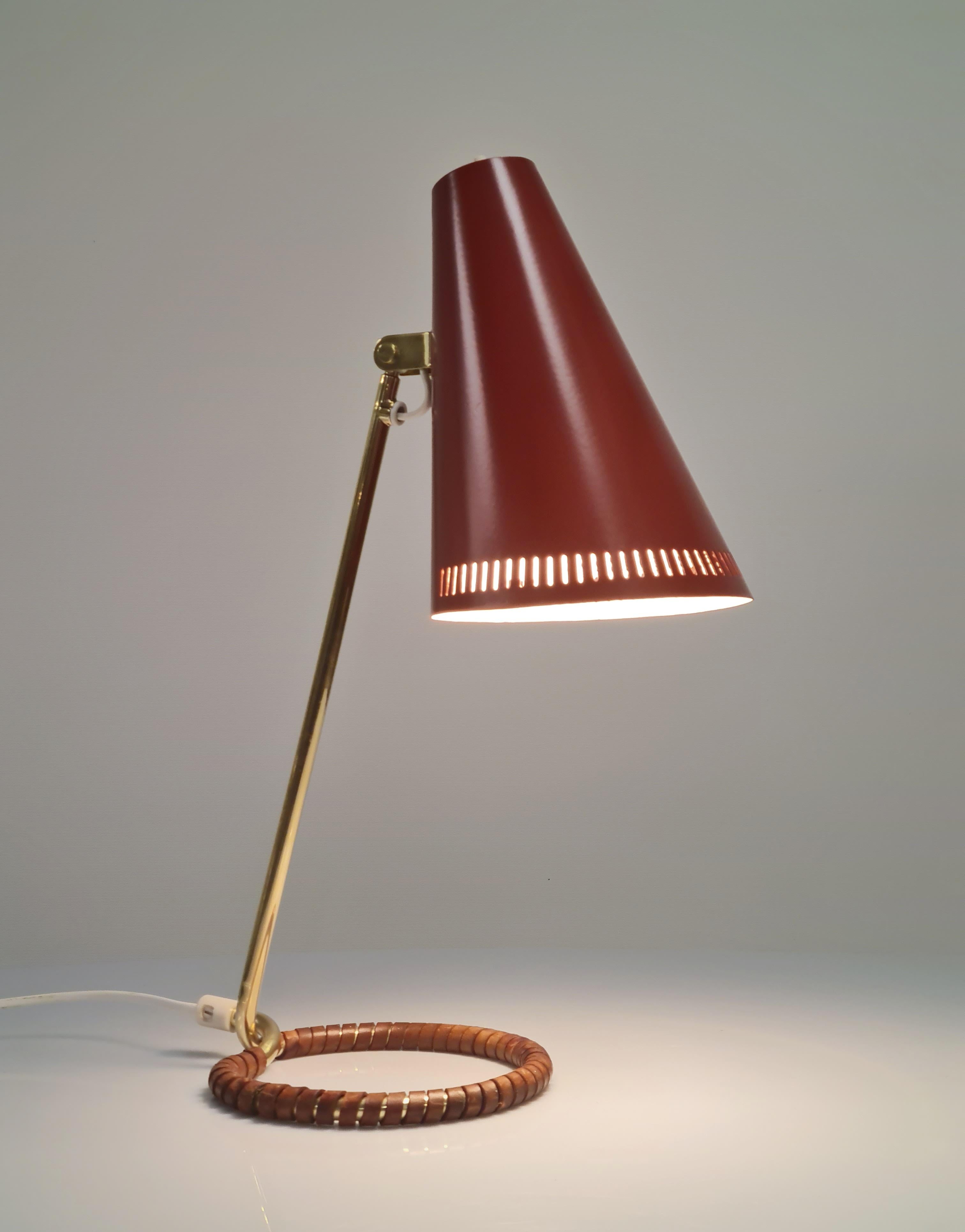 Scandinavian Modern Mauri Almari Table Lamp Model K11-15 in Red, Idman For Sale