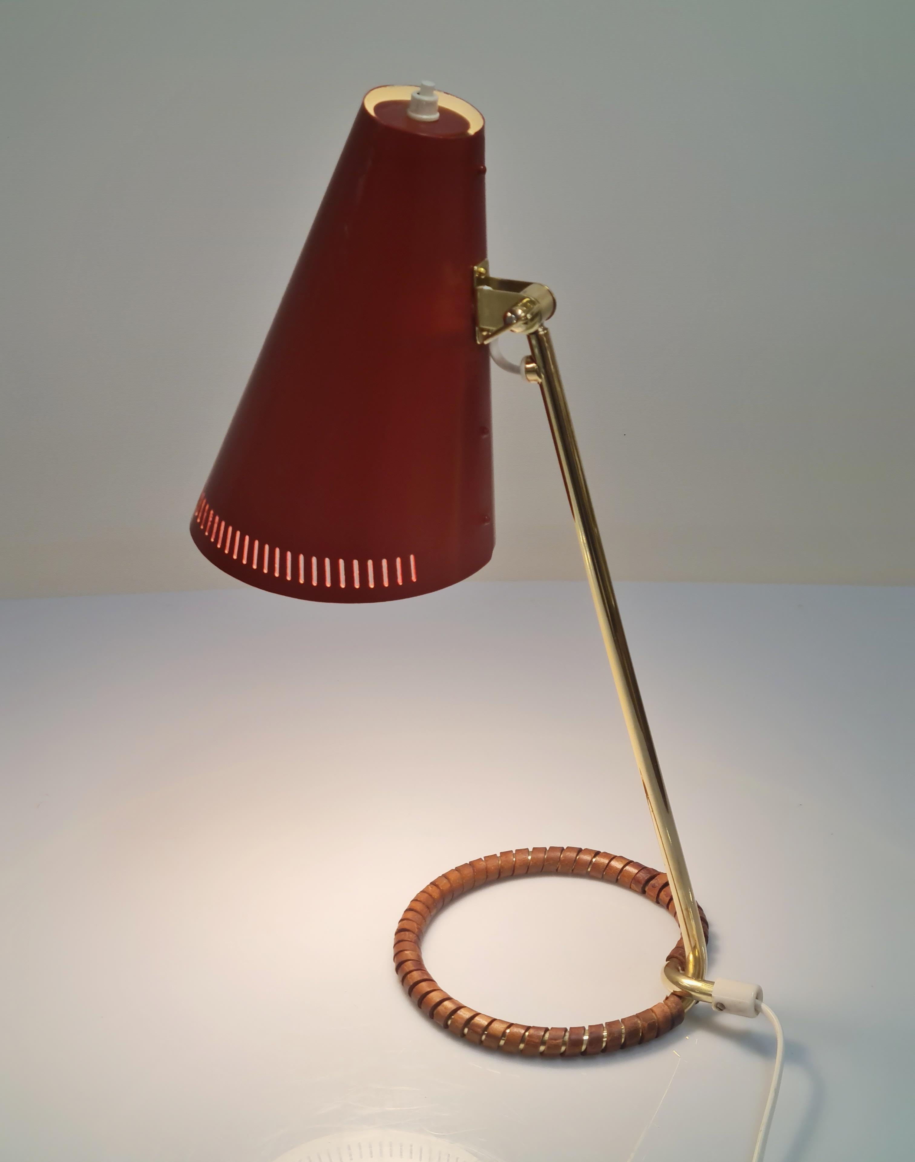 Mauri Almari Tischlampe Modell K11-15 in Rot, Idman im Angebot 1