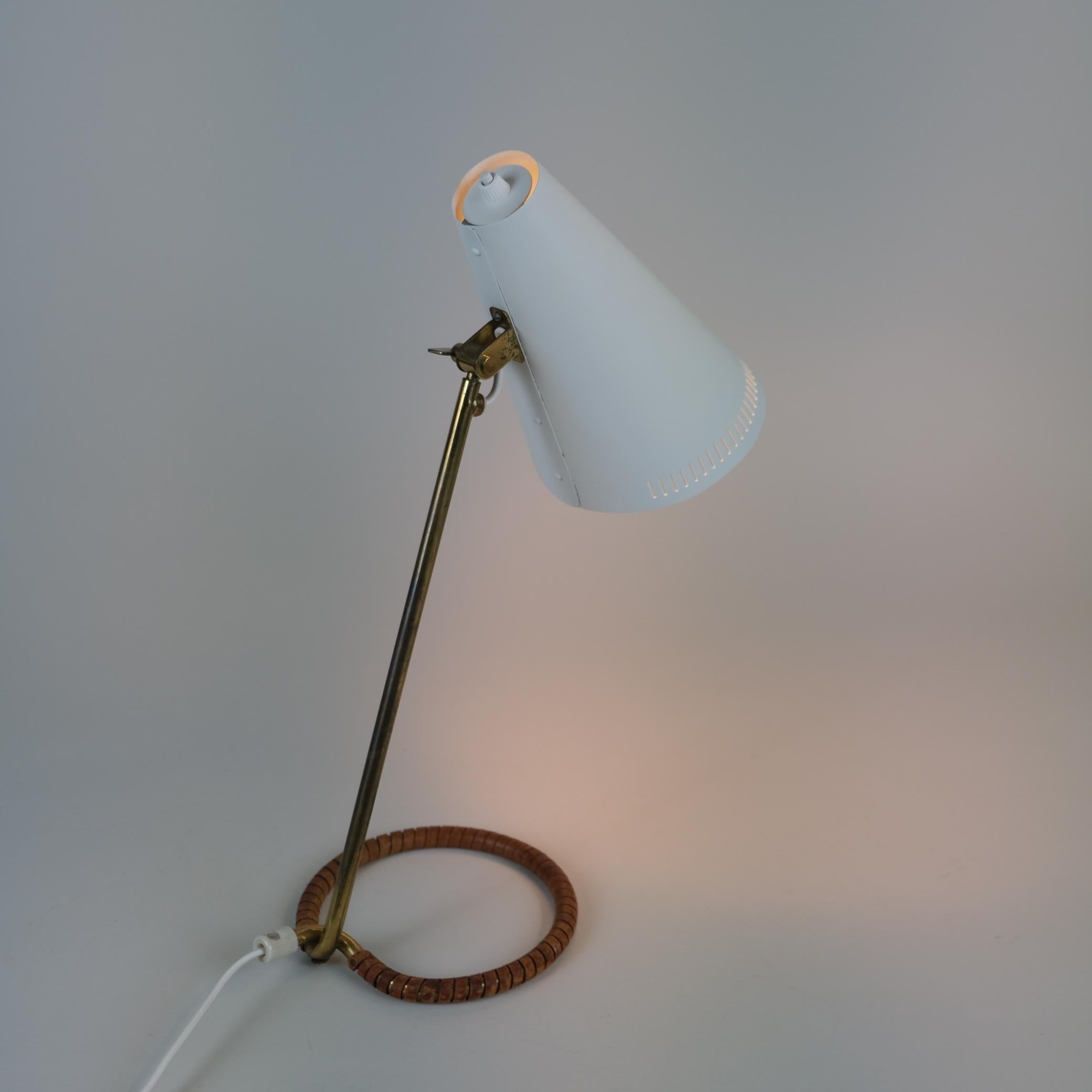 Une belle lampe de table modèle K11-15 conçue par Mauri Almari et fabriquée par Idman/One en Finlande à la fin des années 1950. La combinaison de laiton, de métal peint en blanc et de cuir fait vraiment ressortir cette lampe dans n'importe quel