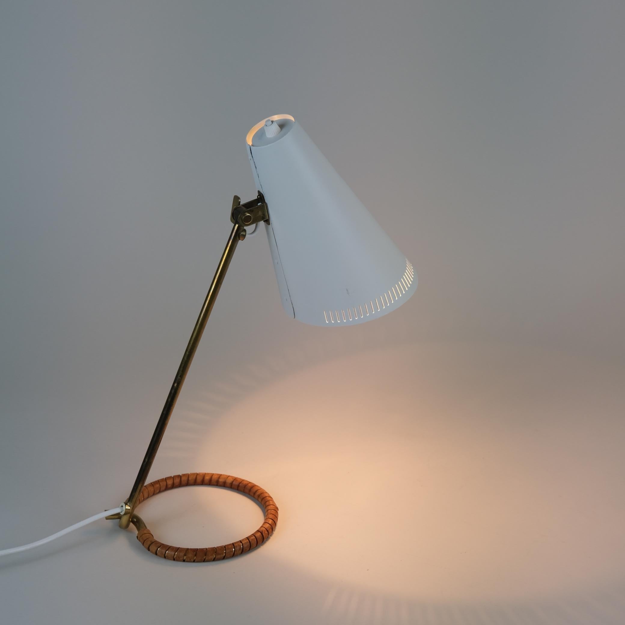 A beautiful table lamp model K11-15 designed by Mauri Almari and manufactured by Idman Oy in Finland in the late 1950s. The combination of brass, white painted metal and leather really makes this lamp stand out in any interior. The modern simplified