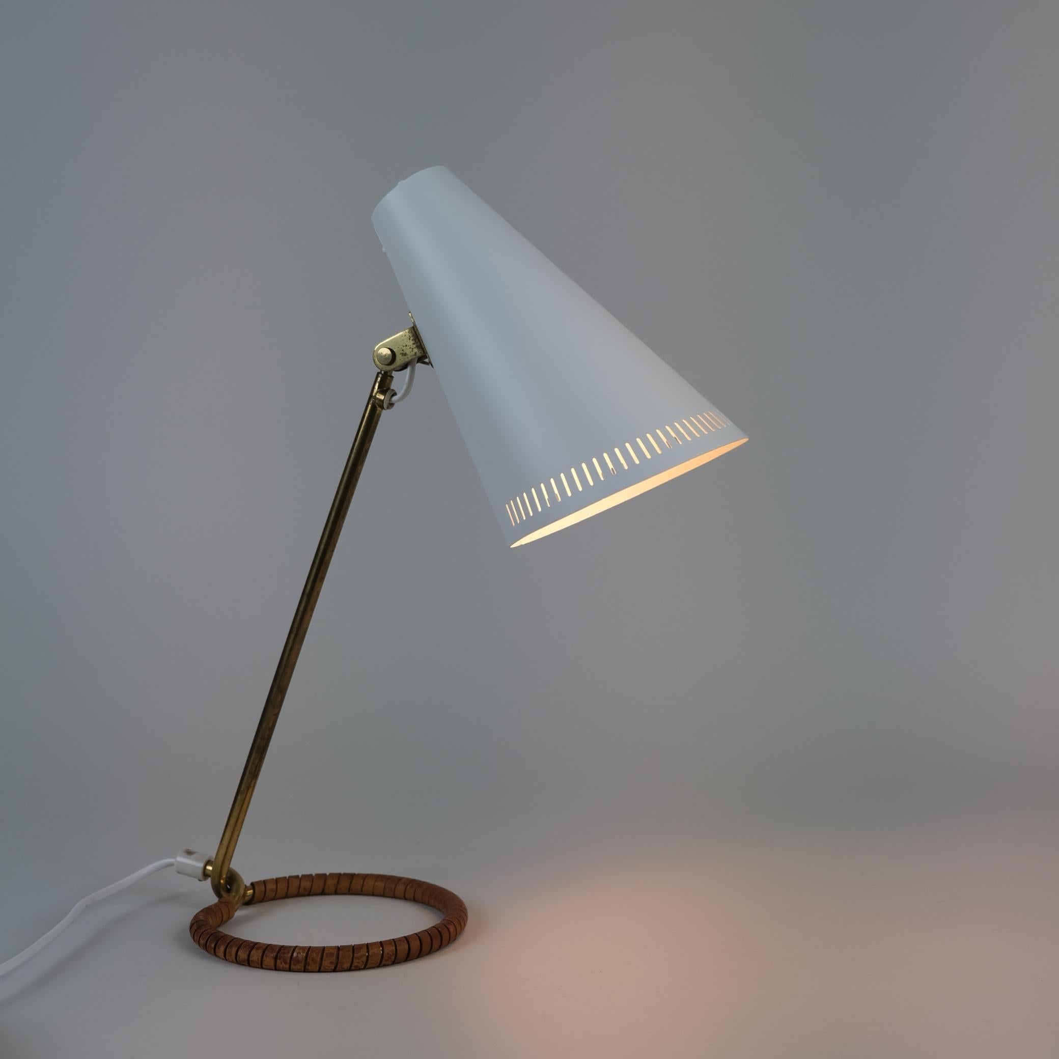 Scandinave moderne Lampe de table Mauri Almari Mauri modèle K11-15 en blanc, laiton et cuir, Idman années 1950 en vente