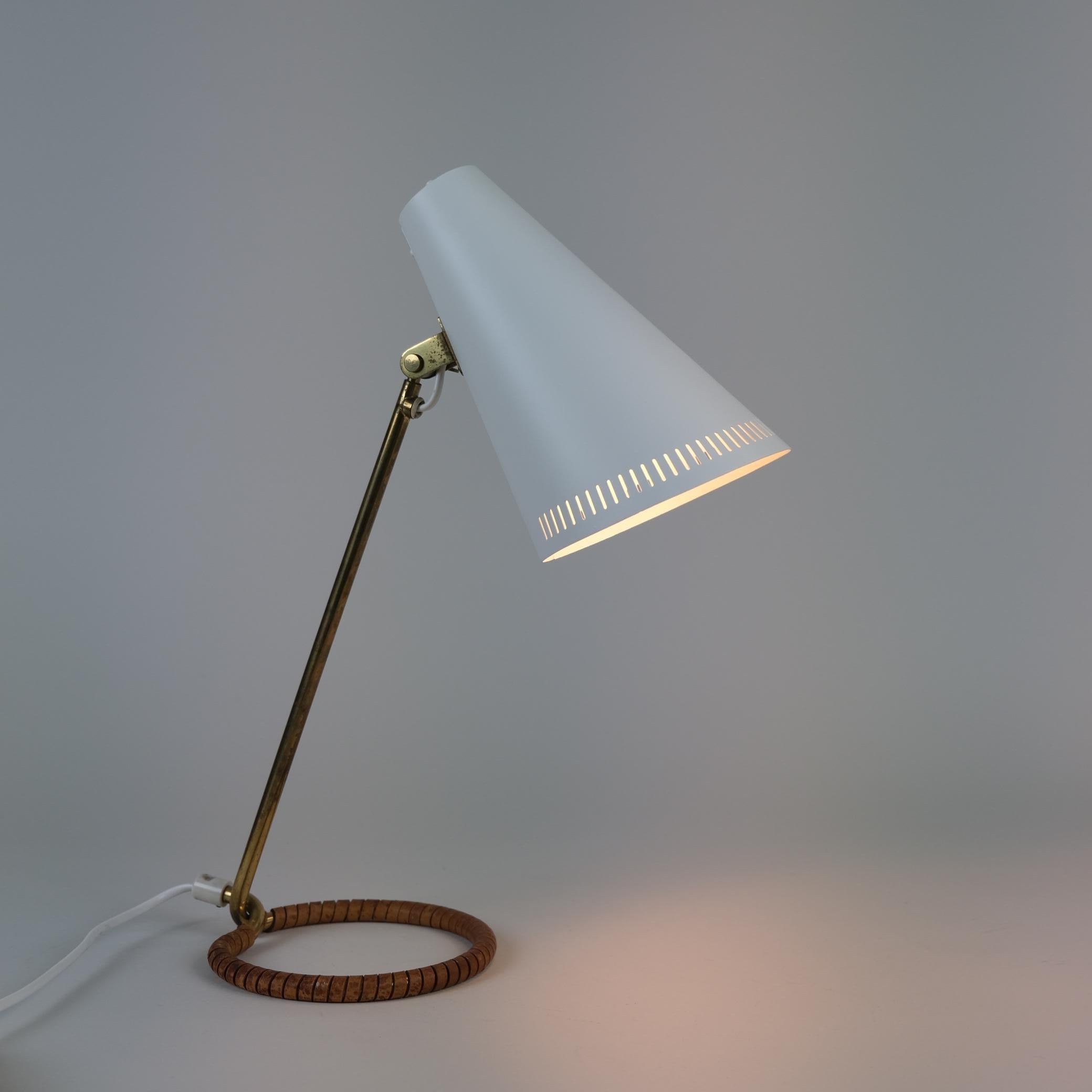 Finlandais Lampe de table Mauri Almari Mauri modèle K11-15 en blanc, laiton et cuir, Idman années 1950 en vente