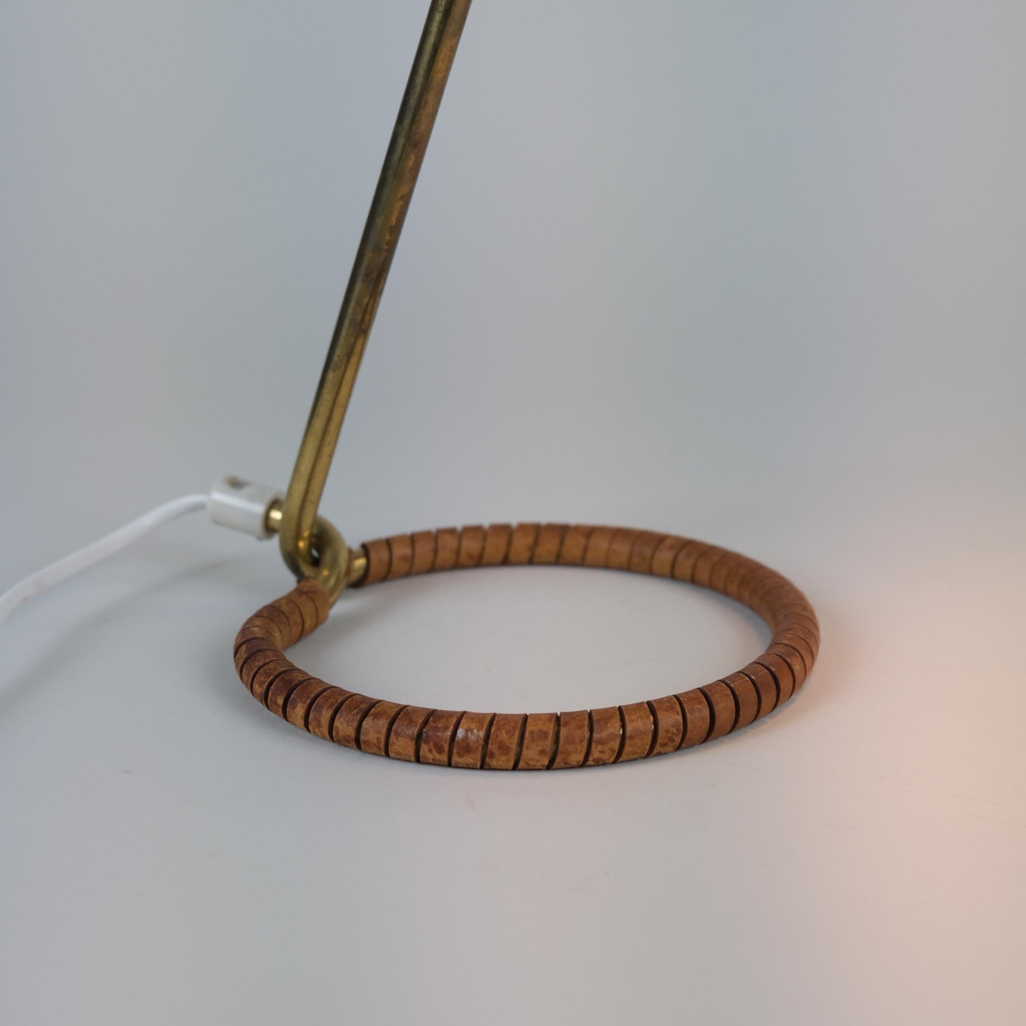 Lampe de table Mauri Almari Mauri modèle K11-15 en blanc, laiton et cuir, Idman années 1950 Bon état - En vente à Helsinki, FI