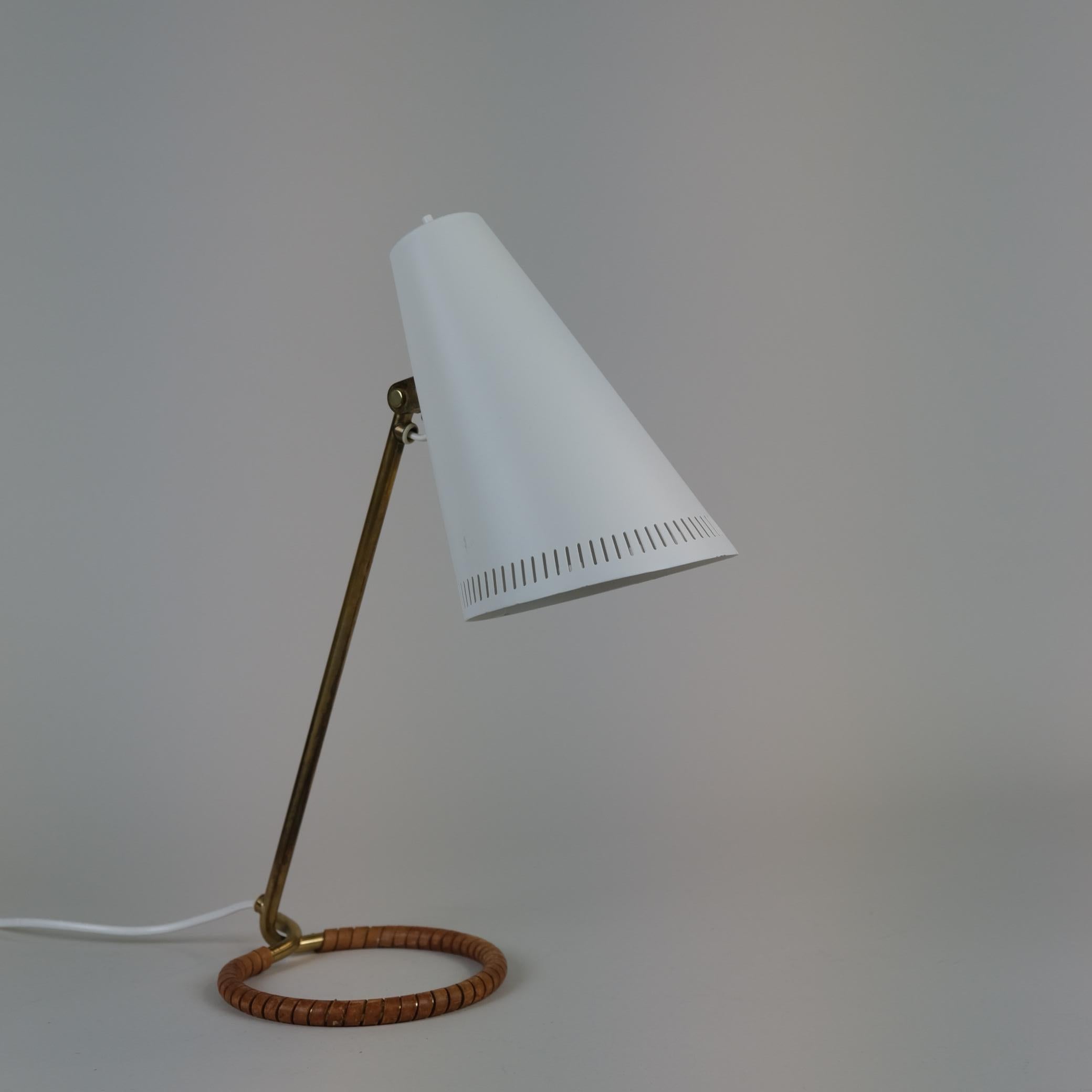Mauri Almari Table Lamp Model K11-15 in White, Brass & Leather, Idman 1950s In Good Condition For Sale In Helsinki, FI