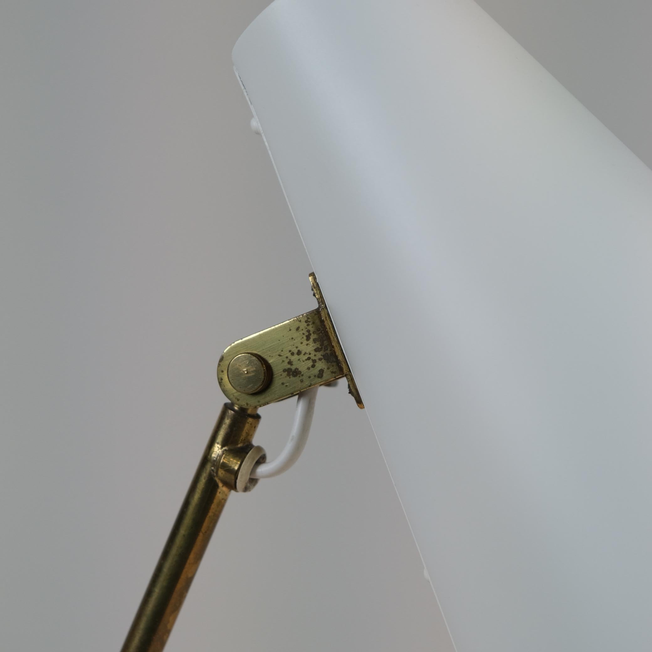 Milieu du XXe siècle Lampe de table Mauri Almari Mauri modèle K11-15 en blanc, laiton et cuir, Idman années 1950 en vente