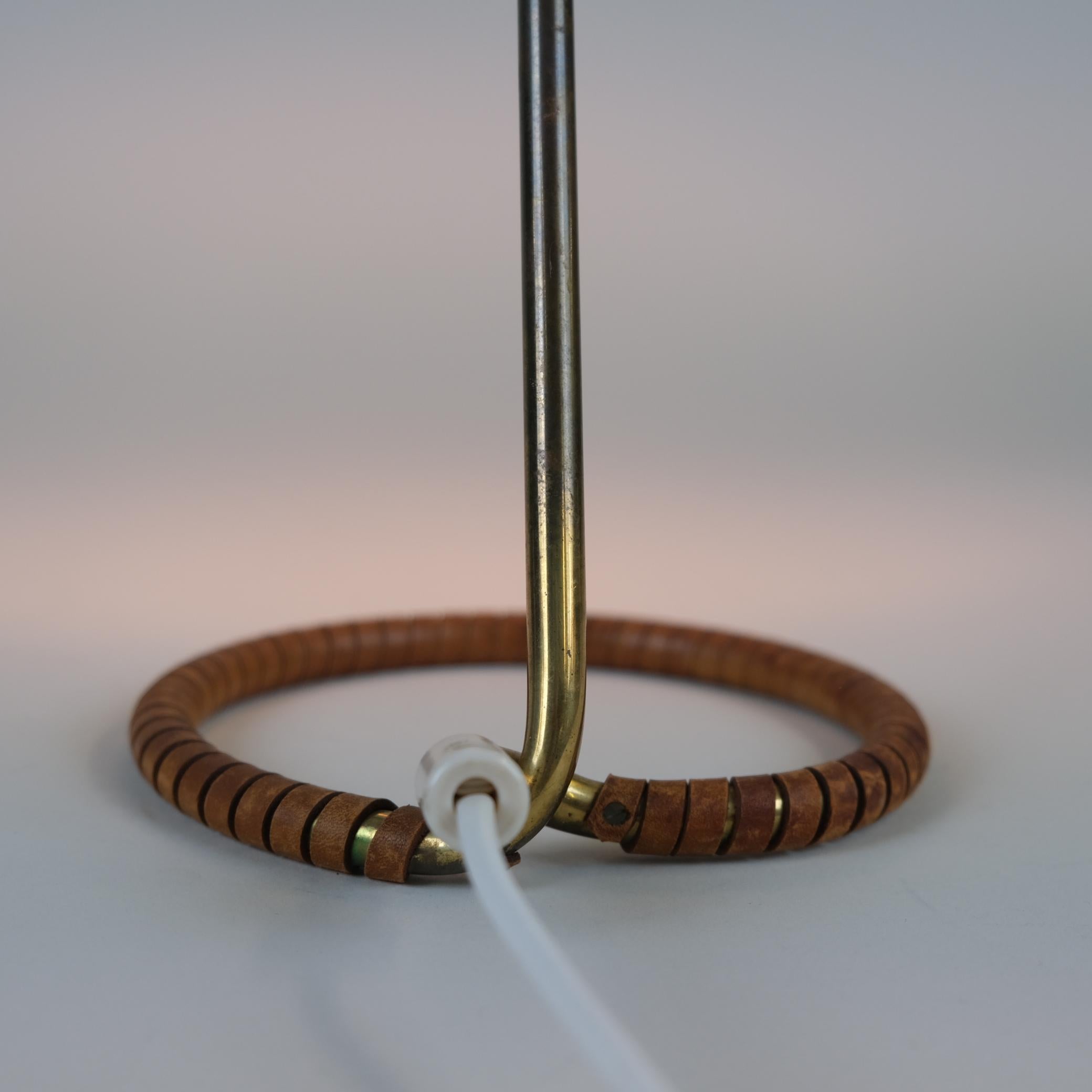 Métal Lampe de table Mauri Almari Mauri modèle K11-15 en blanc, laiton et cuir, Idman années 1950 en vente