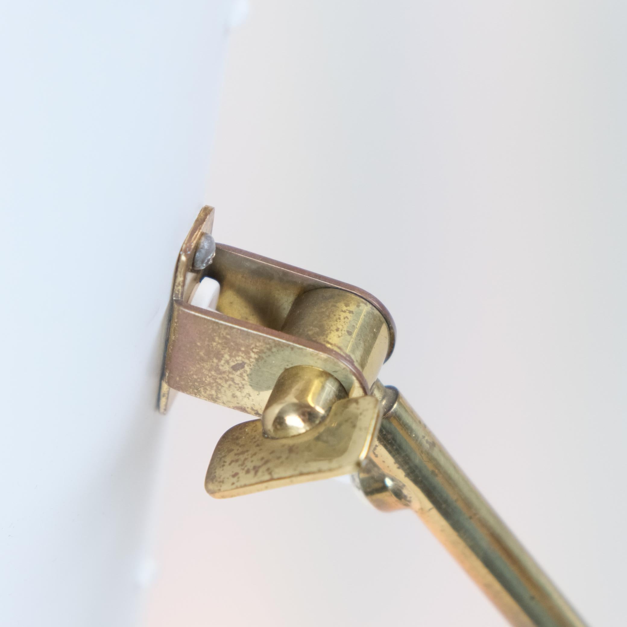 Lampe de table Mauri Almari Mauri modèle K11-15 en blanc, laiton et cuir, Idman années 1950 en vente 1