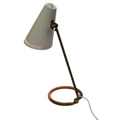 Lampe de table Mauri Almari Mauri modèle K11-15 en blanc, laiton et cuir, Idman années 1950