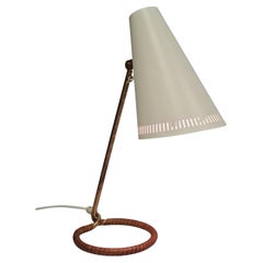 Lámpara de mesa Mauri Almari Modelo K11-15 en blanco, latón y cuero, Idman Años 50