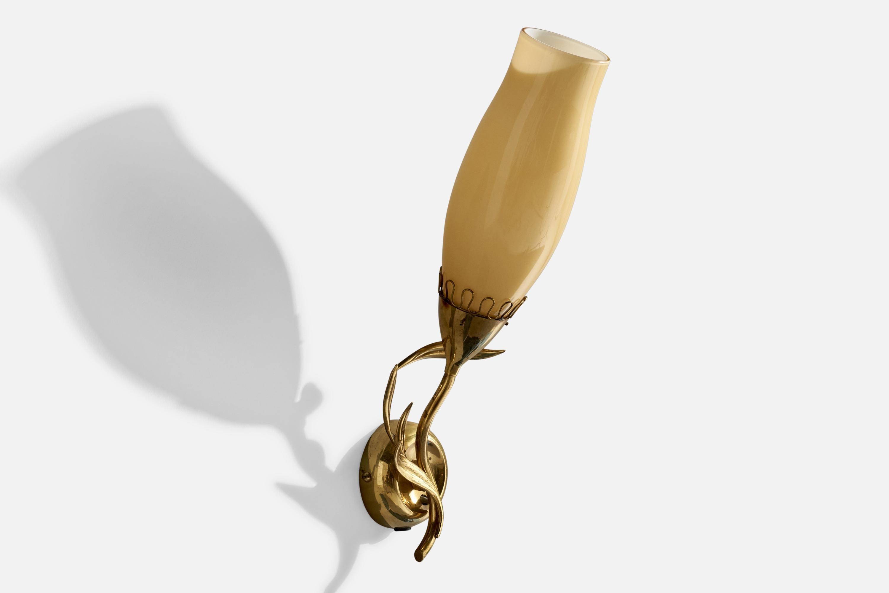 A brass and glass wall light designed by Mauri Almari and produced by Idman, Finland, 1950s.

Overall Dimensions (inches): 17.375
