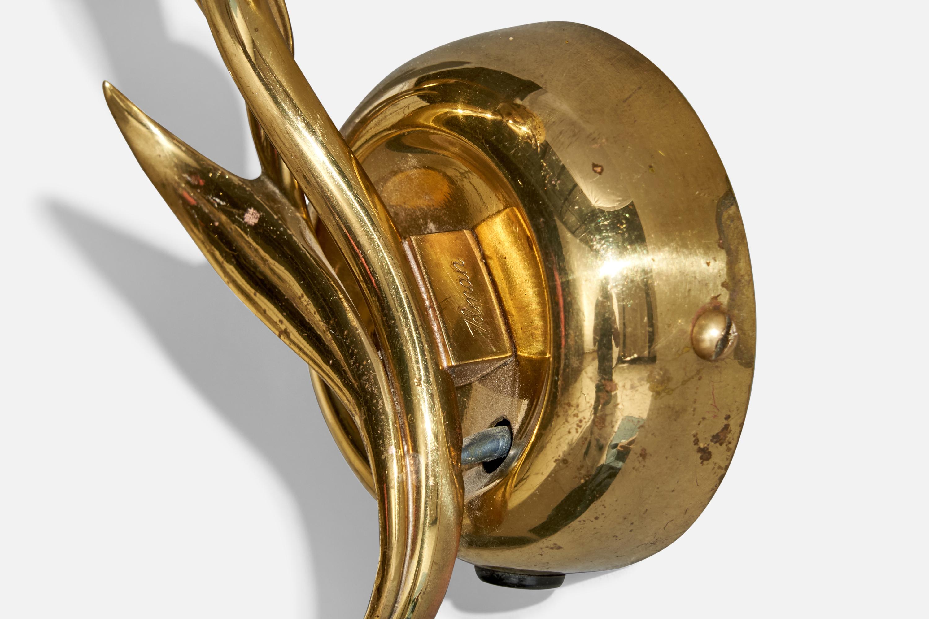 Mauri Almari Wall Light, Brass, Glass, Finland, 1950s In Good Condition For Sale In High Point, NC