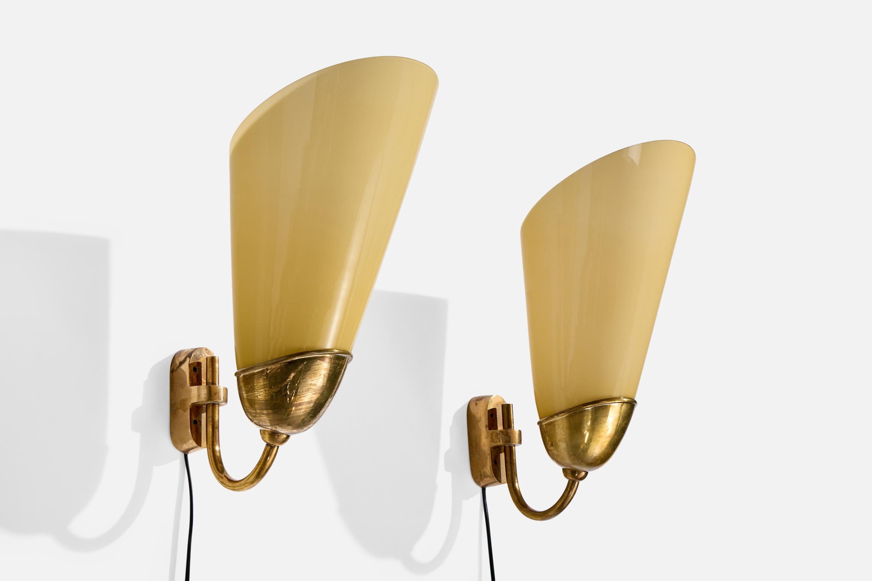 Coppia di applique in ottone e vetro opalino beige disegnate da Mauri Almari e prodotte da Idman, Finlandia, anni '50 circa.

La presa, il braccio e la piastra posteriore in ottone presentano una moderata ossidazione su entrambi gli