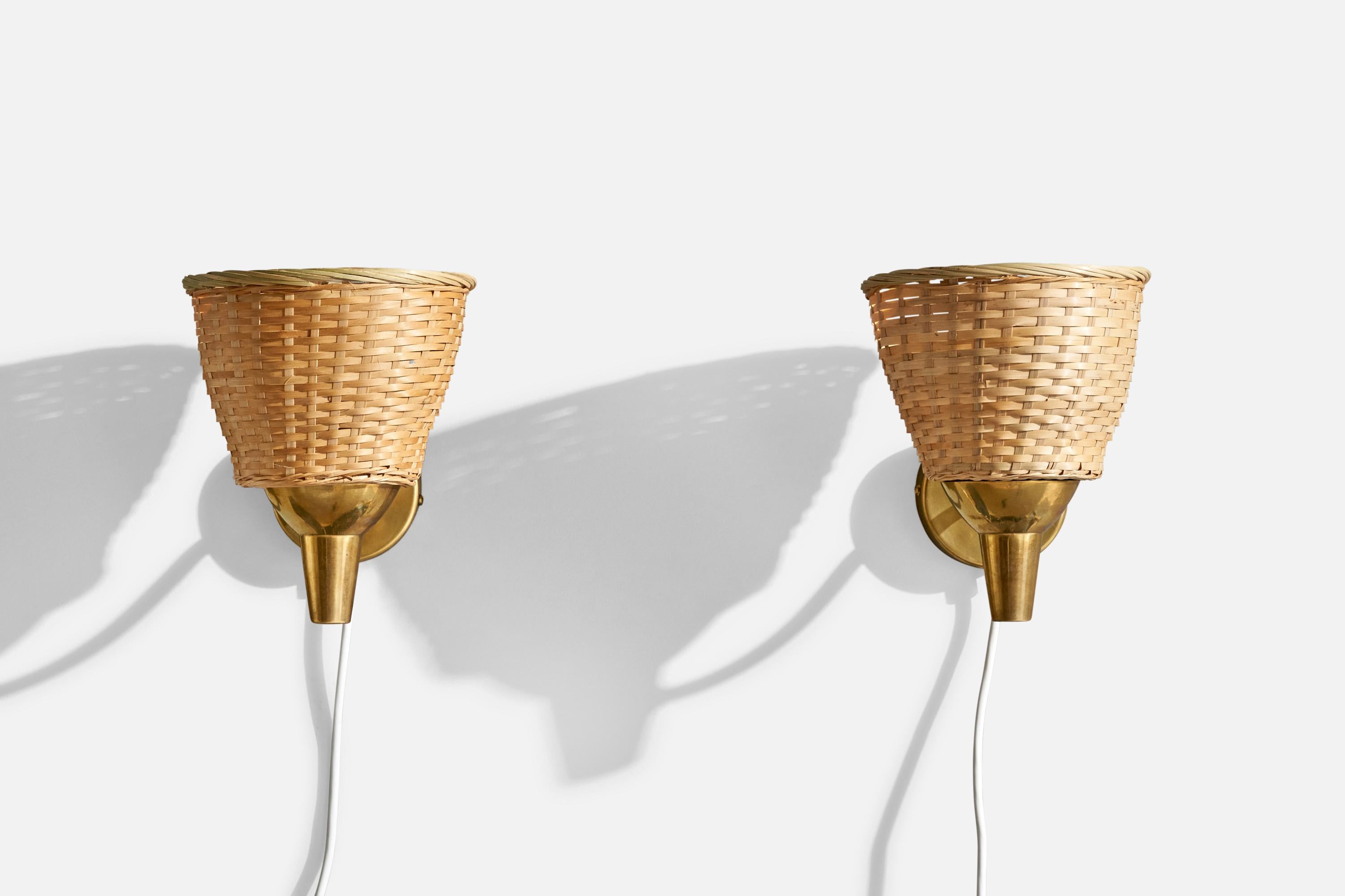 Mid-Century Modern Mauri Almari Lights, laiton, rotin, Finlande, années 1950 en vente