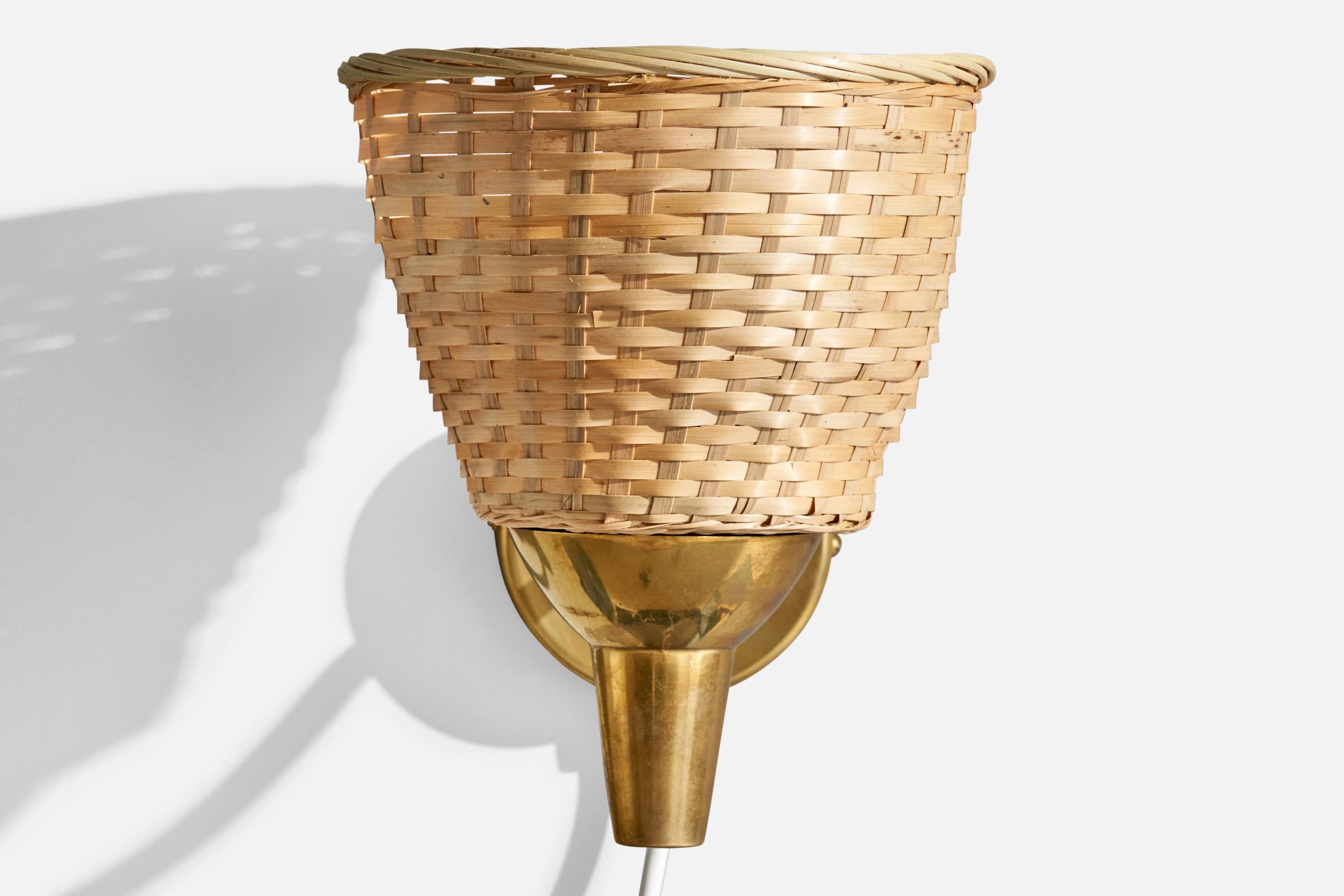 Mauri Almari Lights, laiton, rotin, Finlande, années 1950 Bon état - En vente à High Point, NC