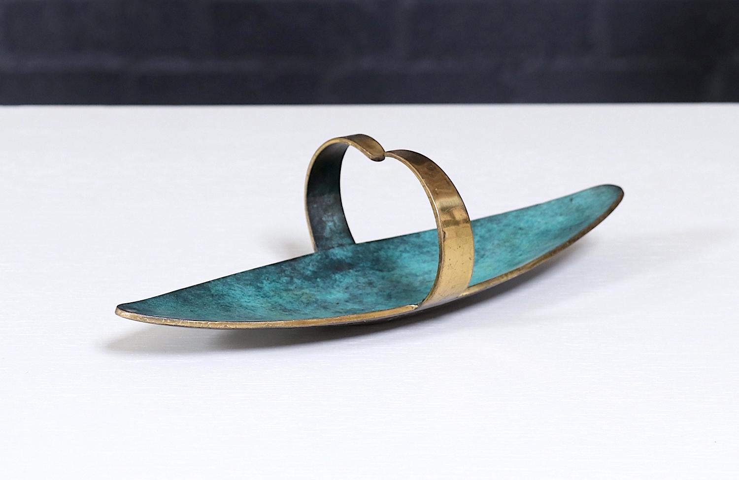 Maurice Ascalon Bronze Tray Bowl for Pal-Bell

This stunning Mid-Century Modern bronze dish by Maurice Ascalon for Pal-Bell Co. is a masterclass in sculptural elegance. Featuring a distinctive verdigris patina, this piece showcases a sleek, curved