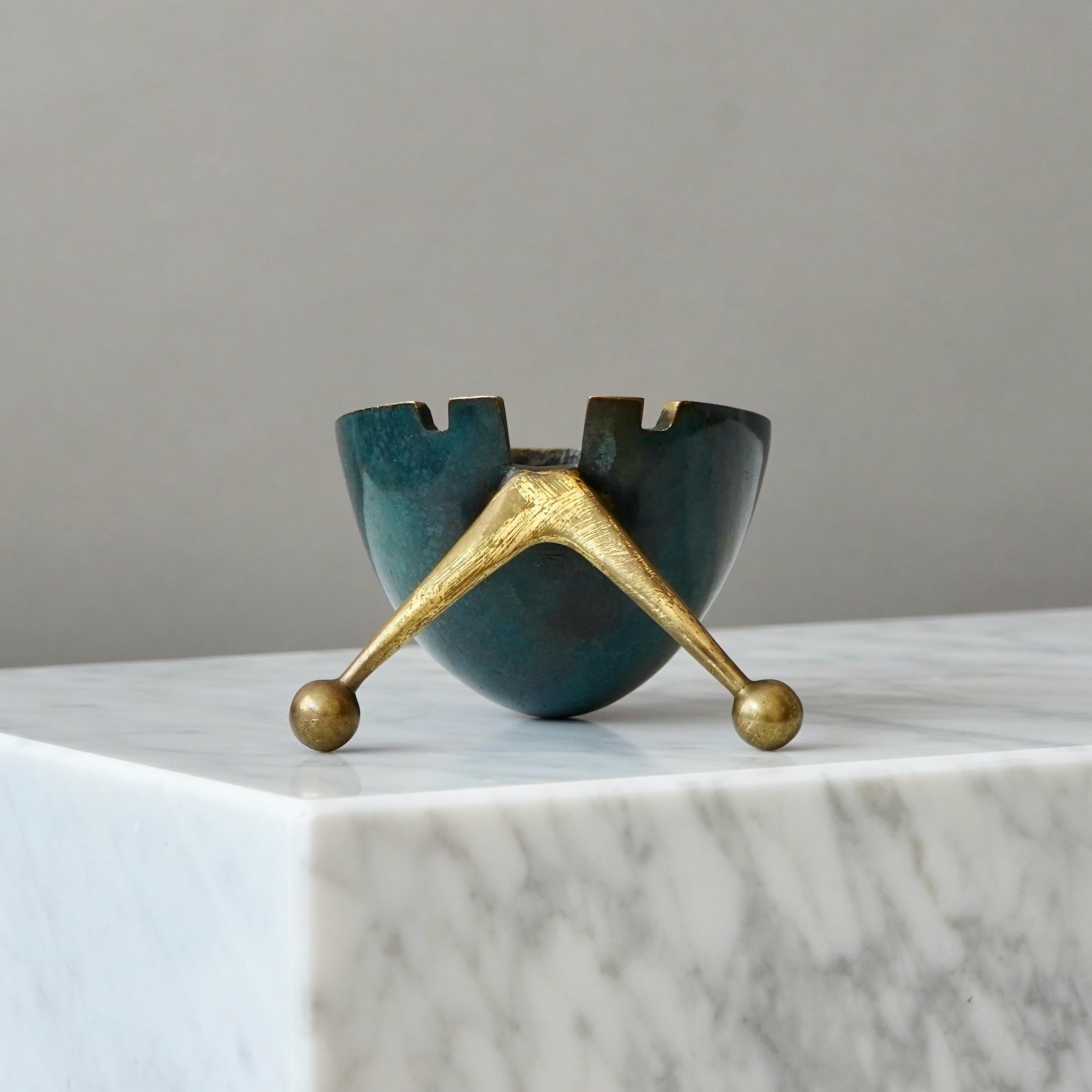A stunning solid bronze bowl / snail sculpture with verdigris patina and hand hammered inside.
Designed by Maurice Ascalon and produced by Pal-Bell, Tel Aviv, Israel, 1939-1956.

Great condition.
Stamped with makers mark.

Pal-Bell Company was