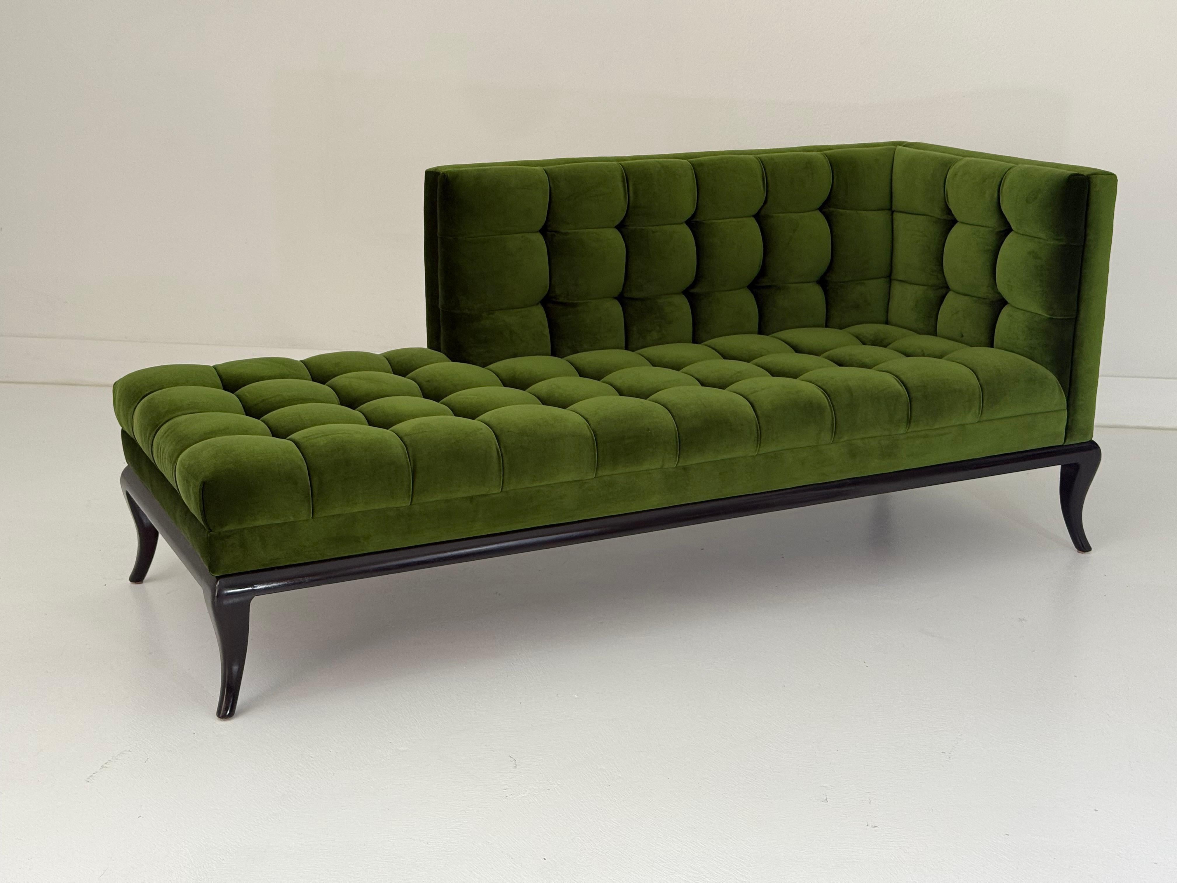 Esta llamativa chaise lounge de Maurice Bailey para Monte Verde Young es una audaz declaración de lujo y artesanía de mediados de siglo. Recién restaurada, la pieza presenta una rica tapicería de terciopelo de alto rendimiento con mechón verde musgo