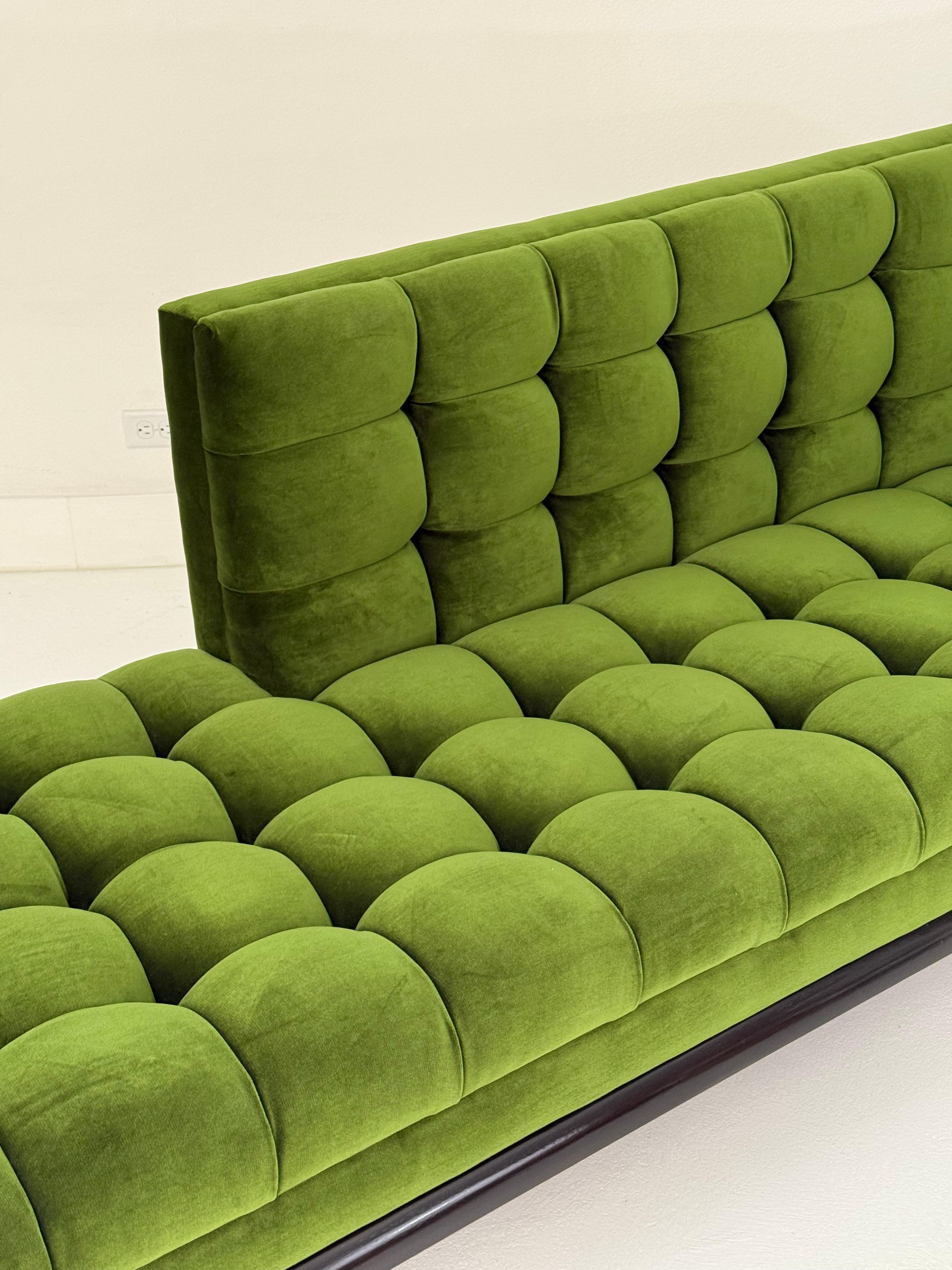 Sillón Maurice Bailey para Monteverdi-Young, base espresso, recién restaurado en Bueno estado para la venta en Palm Desert, CA
