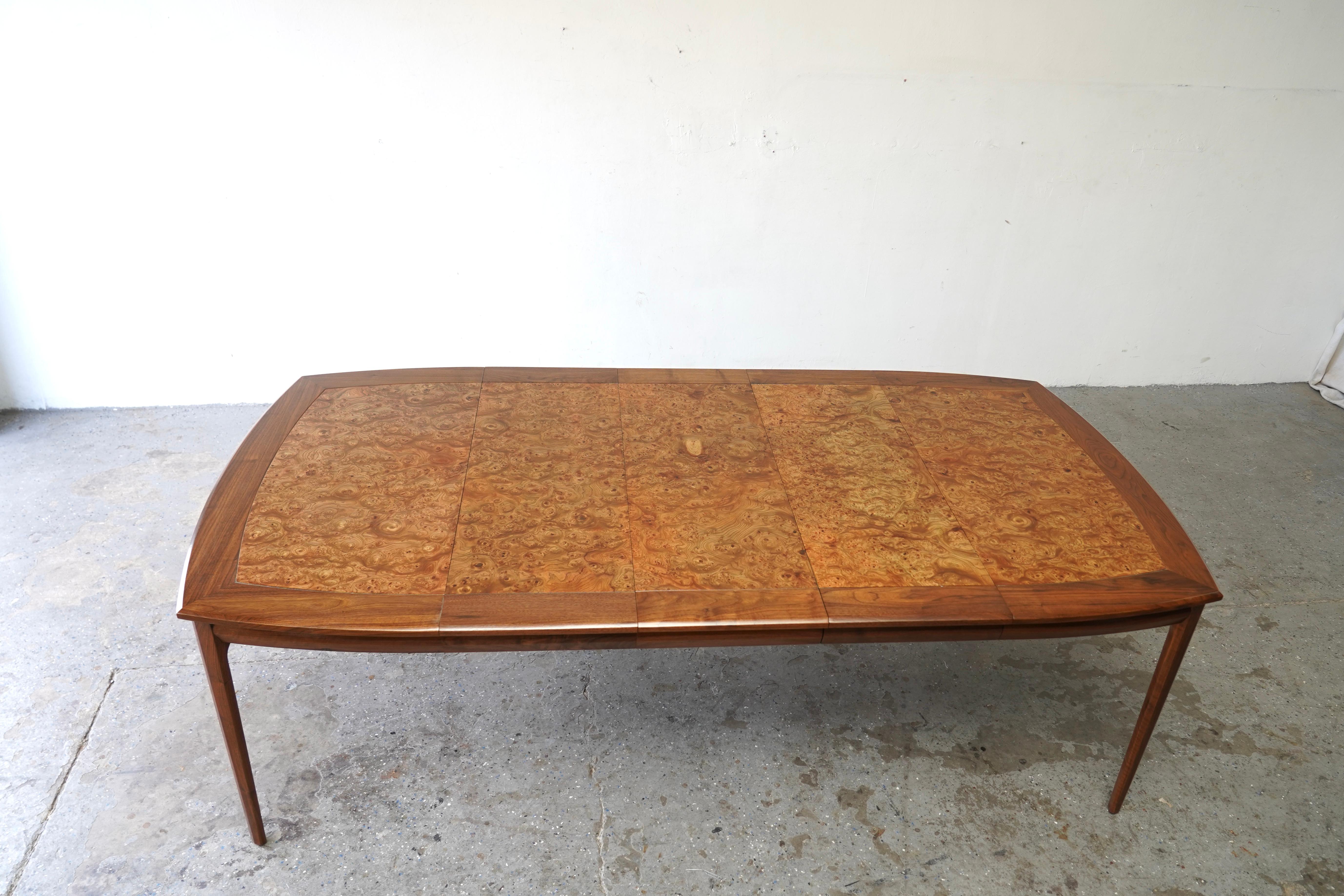 Exemple étonnant du modernisme californien de haut niveau, cette table de salle à manger de Maurice Bailey pour Monteverdi-Young reflète l'élégance raffinée et le savoir-faire qui ont défini les meilleures réalisations de l'entreprise au milieu du