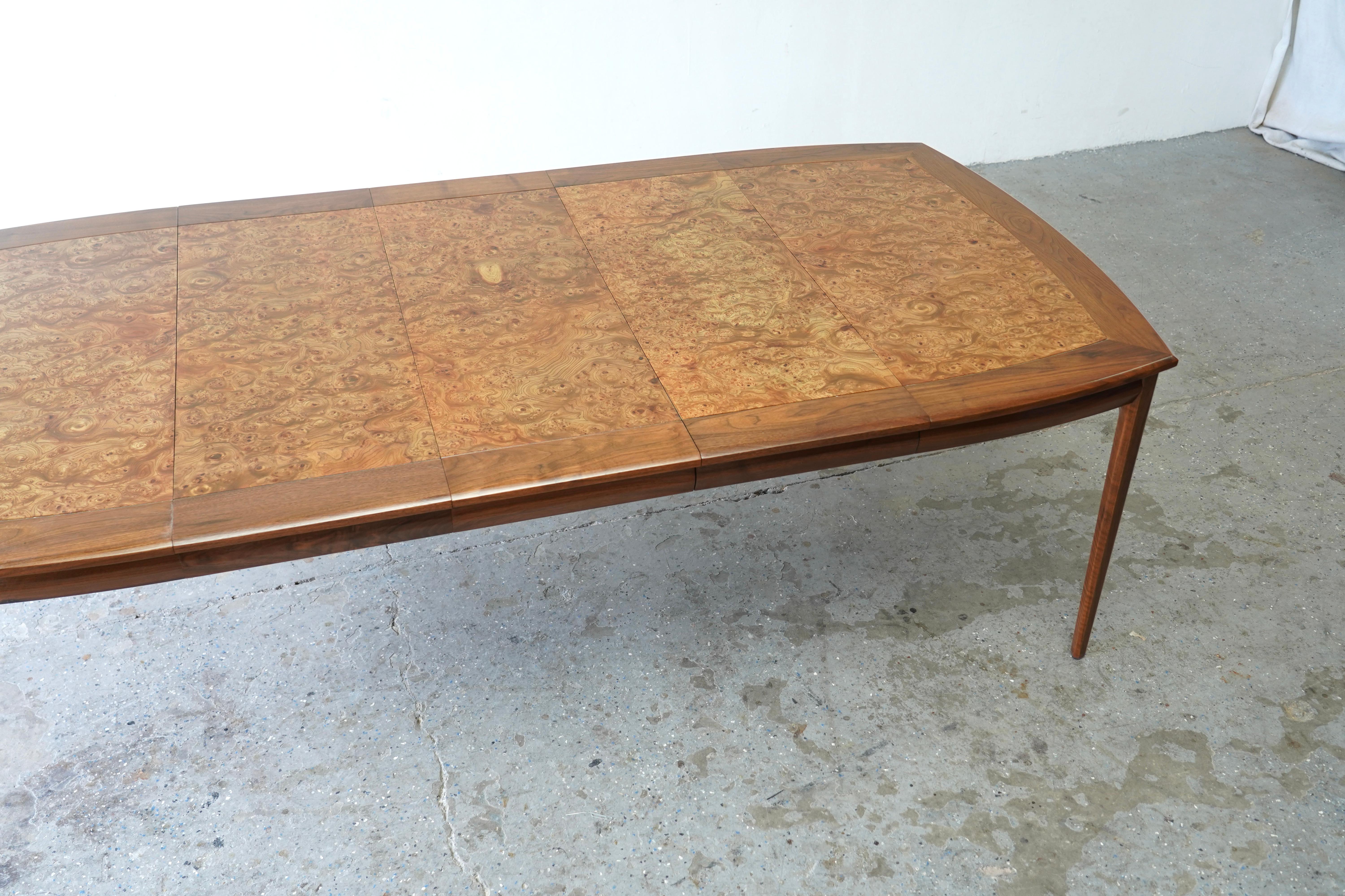 Maurice Bailey pour Monteverdi-Young Table de salle à manger en bois d'ébène moderne du milieu du siècle dernier Bon état - En vente à Las Vegas, NV