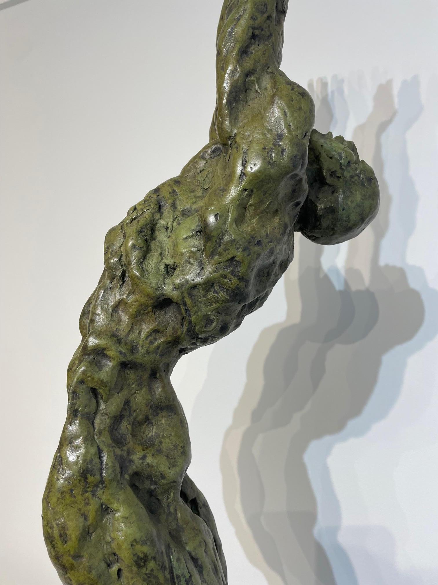 Tocar la victoria - Figurative Sculpture Oro de Maurice Blik