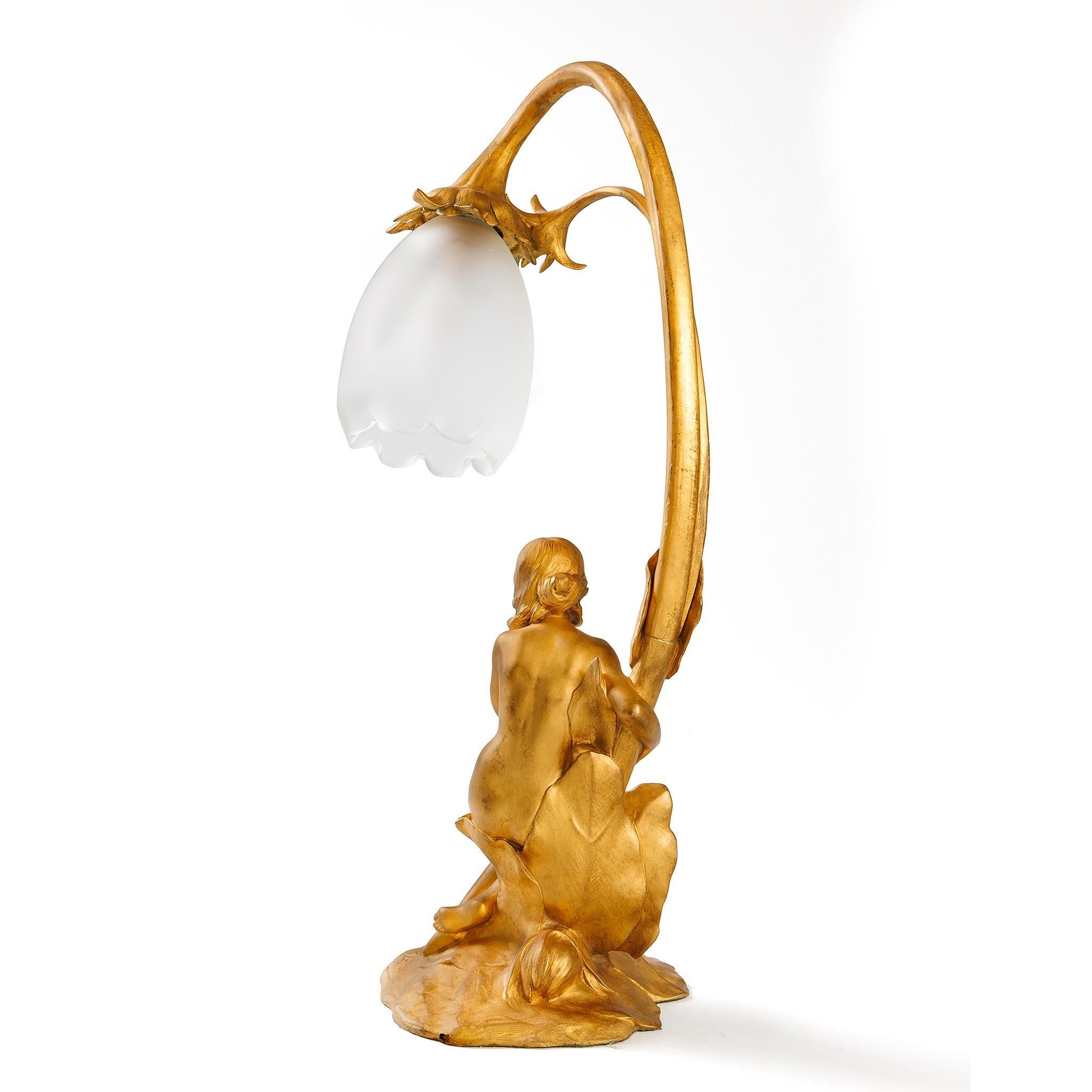 Cette exquise lampe de table de Maurice Bouval, connue sous le nom de 