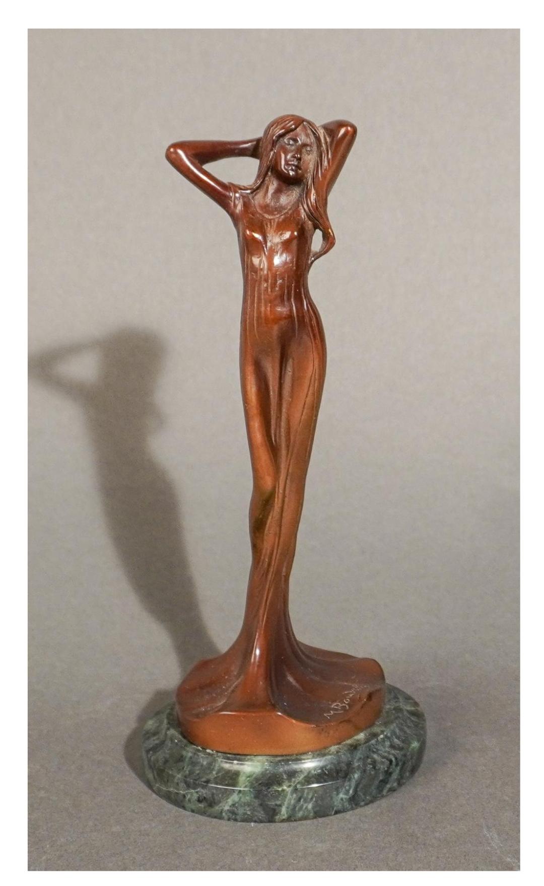 Maurice Bouval (französisch 1863 - 1916), Patinierte Bronzefigur einer Frau im Jugendstil Bronze auf Marmorsockel.