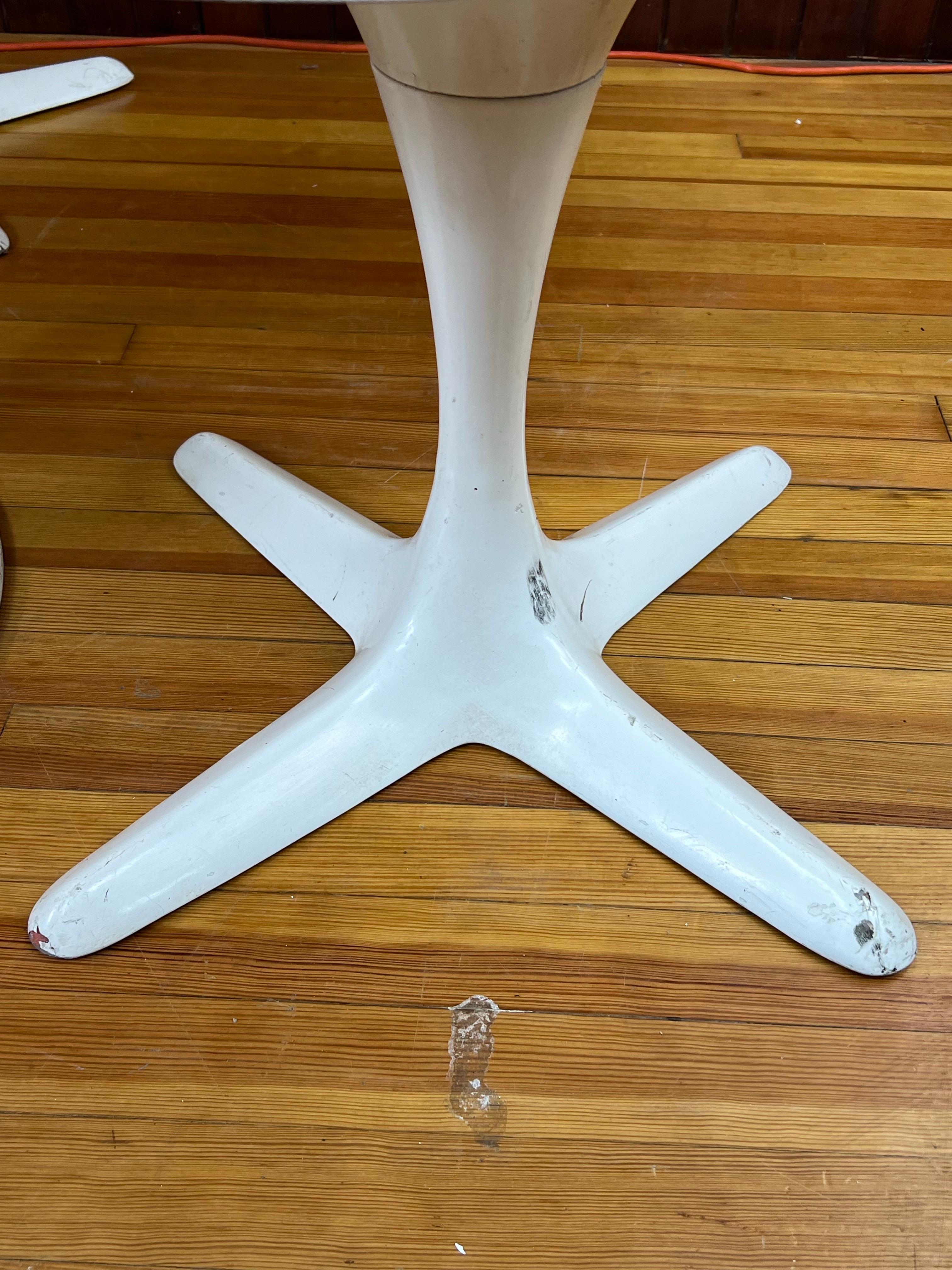 Juego de comedor Maurice Burke Mesa y sillas Tulipán - 5 piezas en venta 7
