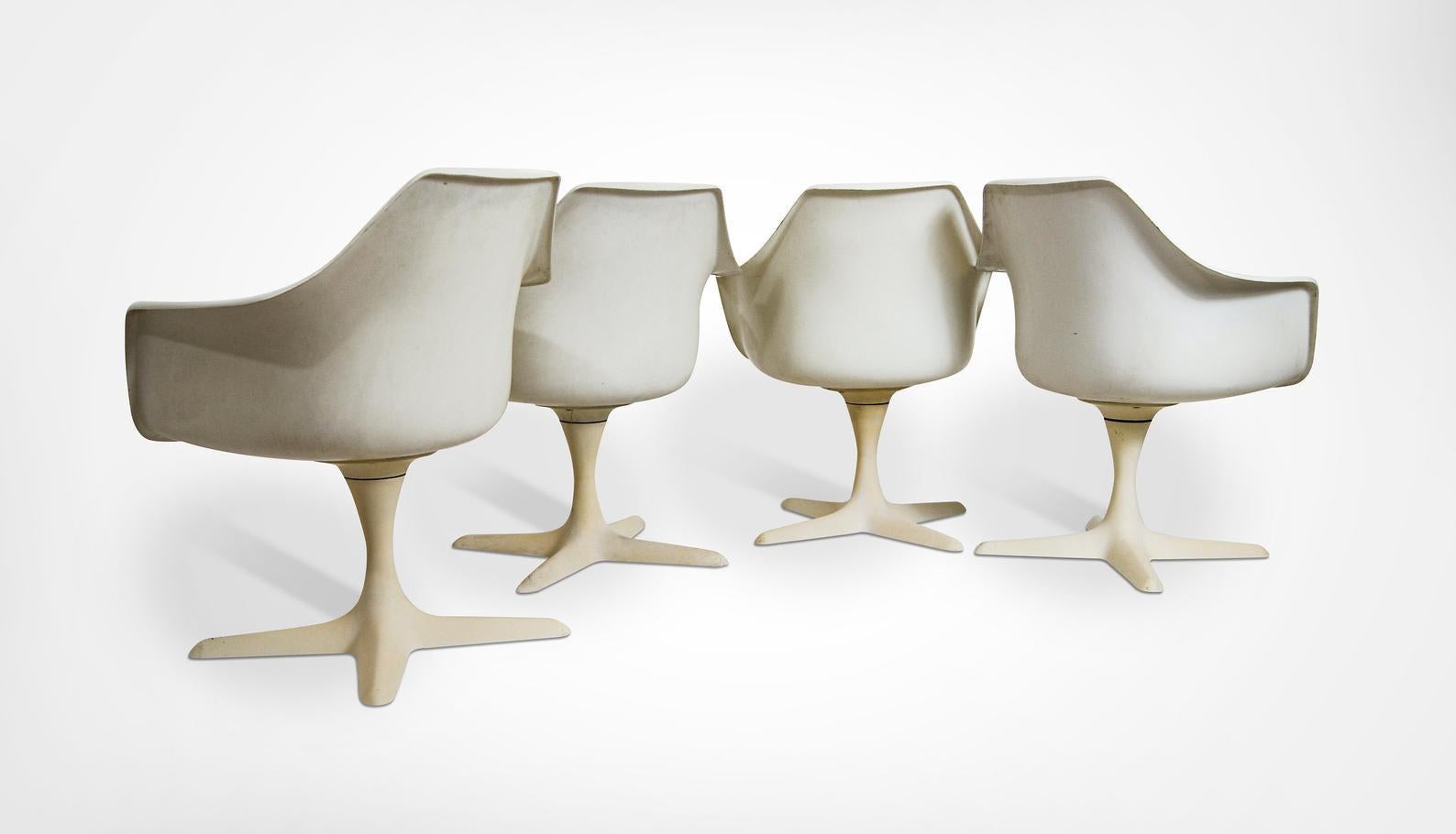 Ensemble de 4 chaises de salle à manger/chaises à bras en fibre de verre du milieu du siècle dernier, par Maurice Burke pour Arkana Furniture GB, vers les années 1960.
Proposé ici dans son état d'origine.
Les sièges sont en fibre de verre et les