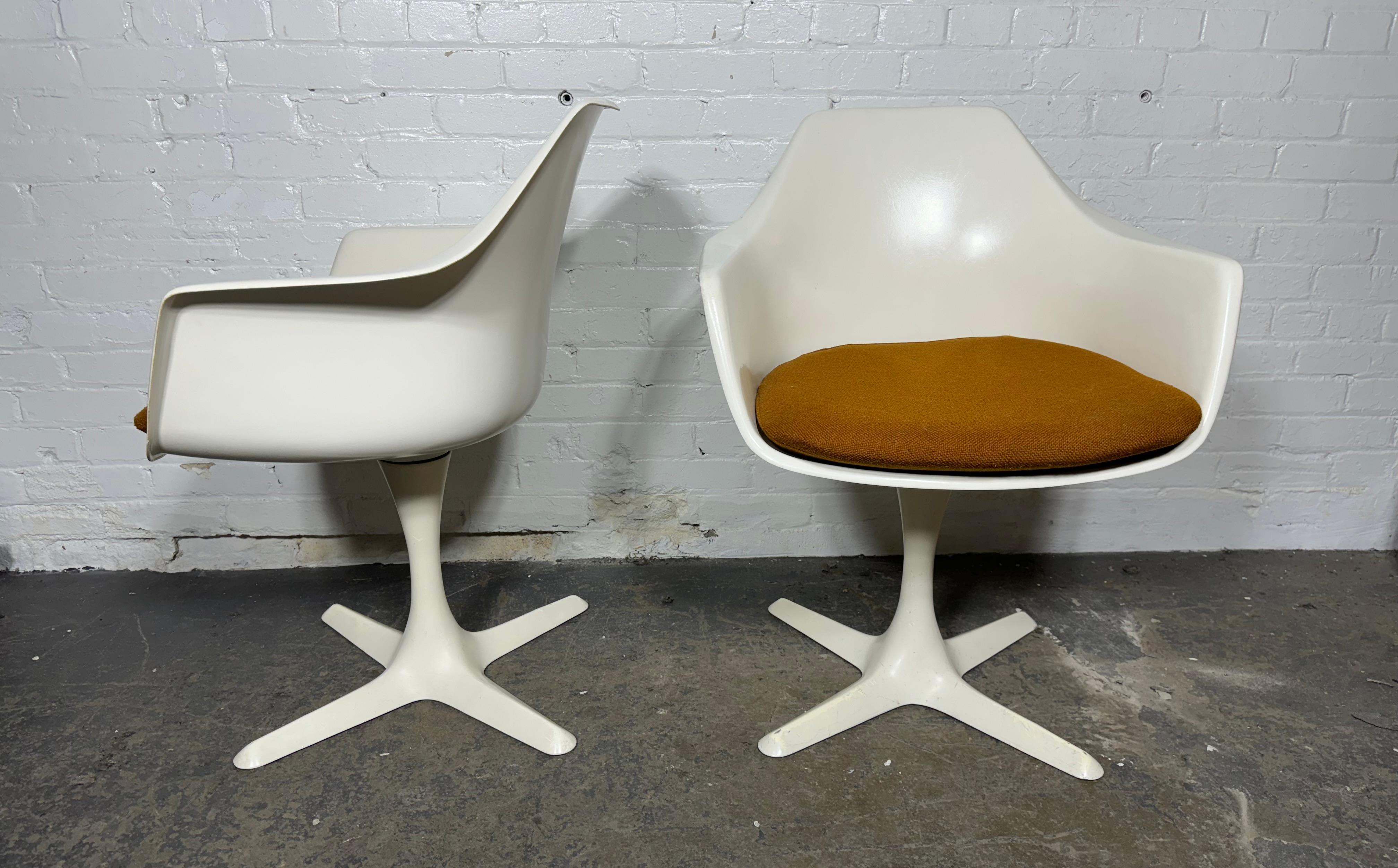 Maurice Burke for Arkana GB, Set of 5 Fiberglass Swivel Armchairs, 1960s In Good Condition In Buffalo, NY