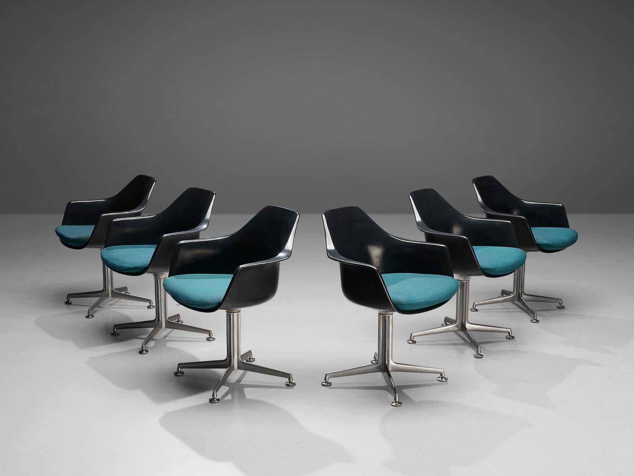 Maurice Burke pour Arkana, ensemble de chaises pivotantes, modèle '116' fibre de verre, métal, tissu, Royaume-Uni, années 1960. 

Ensemble de six chaises pivotantes conçues par Maurice Burke pour Arkana. Son design rappelle la célèbre 