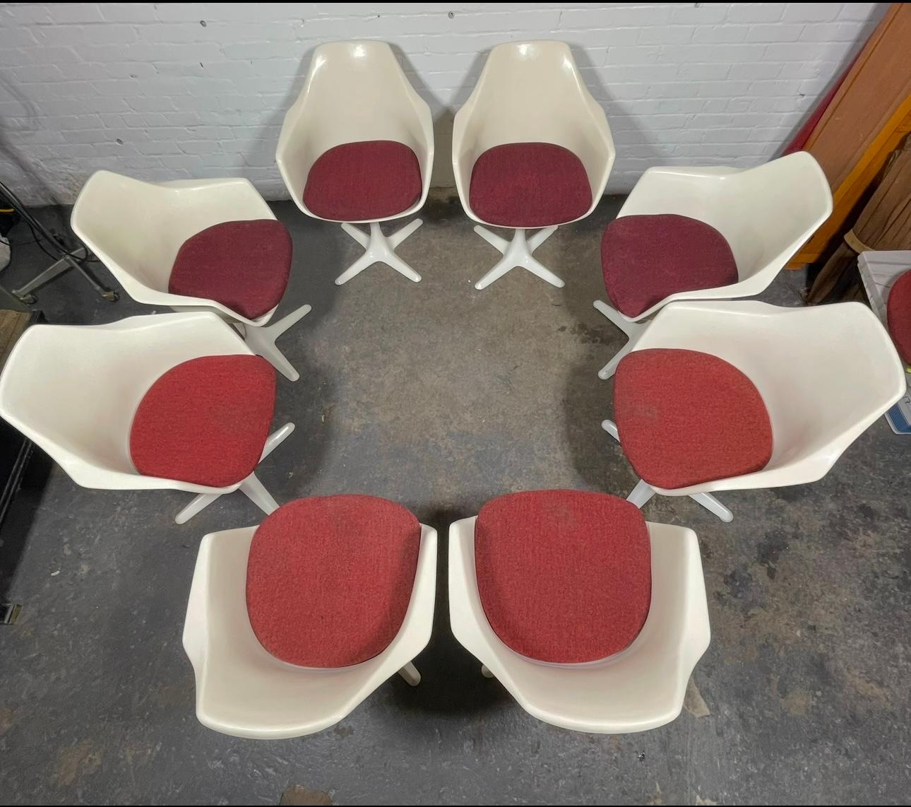 Midcentury  / Ensemble moderniste de l'ère spatiale  de  8 fauteuils de salle à manger en fibre de verre par Maurice Burke ... Eero Saarinen Tulip Style. circa 1960s. **** NOTE *** PRIX PAR CHAISE ! ! 
Proposée ici dans son état d'origine vintage.