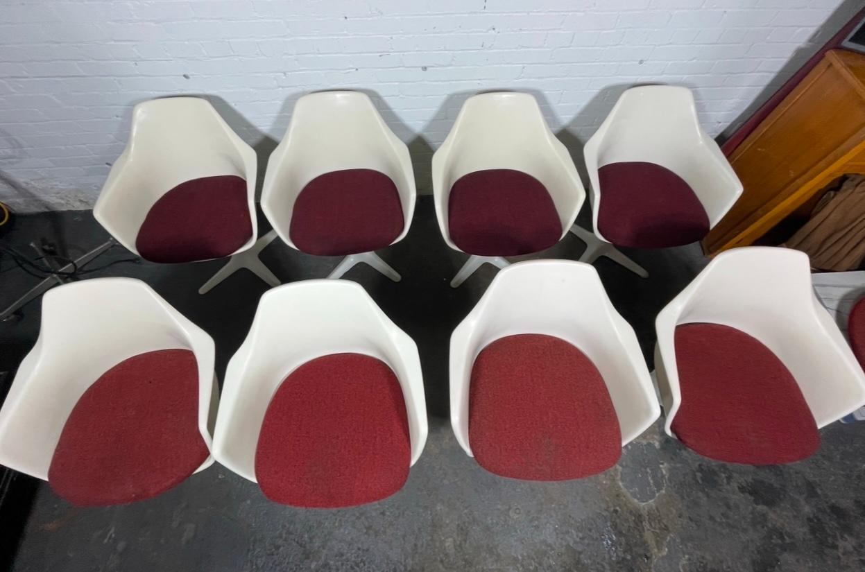 Américain Ensemble Maurice Burke de 8 fauteuils en fibre de verre style Saarinen Tulip des années 1960 en vente