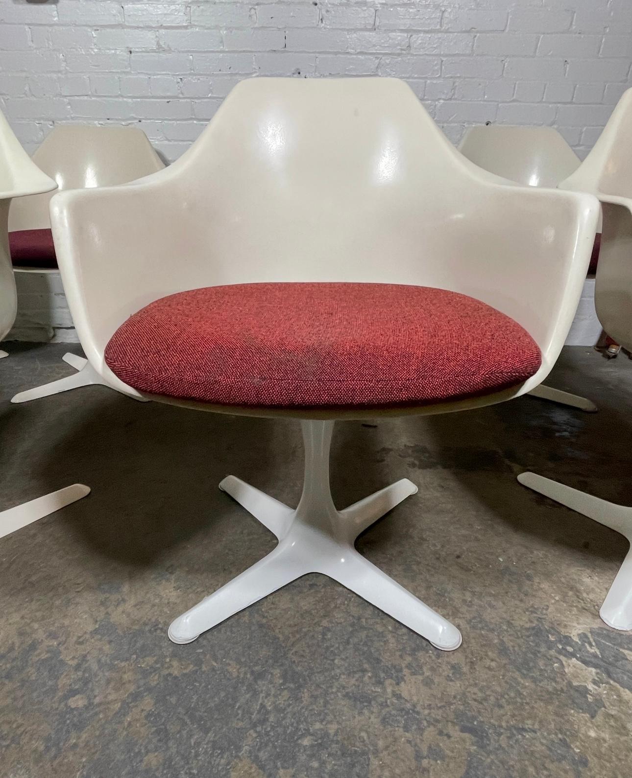 Moulé Ensemble Maurice Burke de 8 fauteuils en fibre de verre style Saarinen Tulip des années 1960 en vente