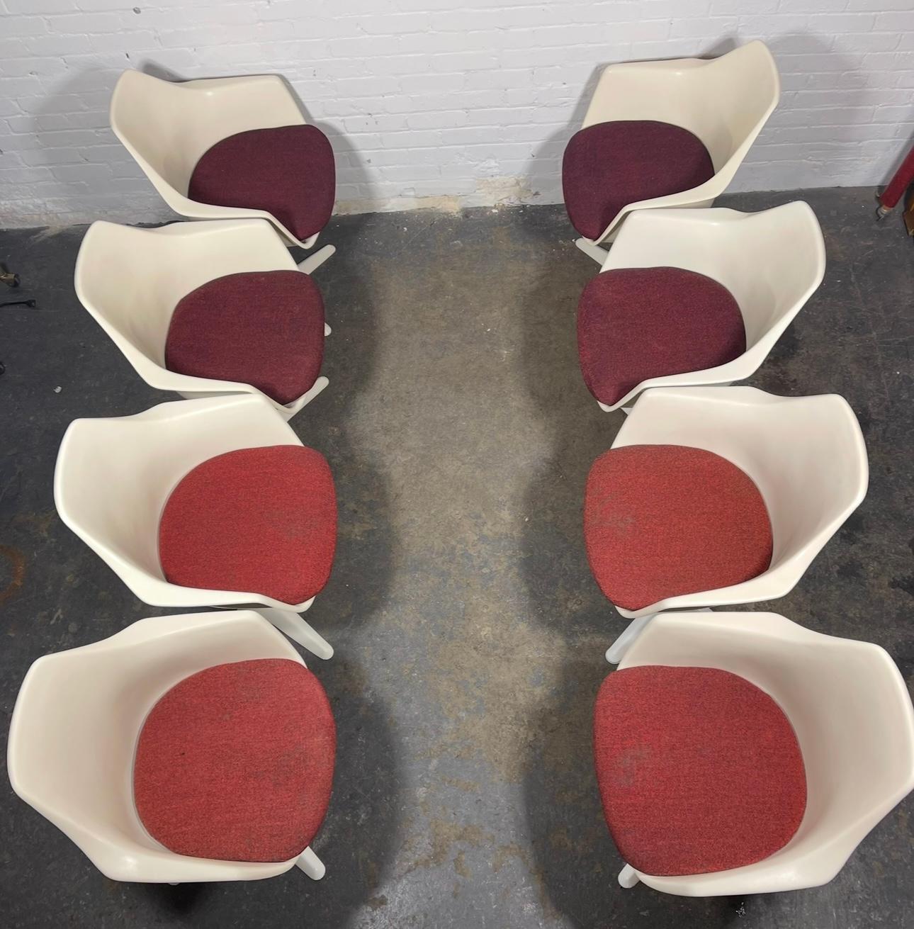Milieu du XXe siècle Ensemble Maurice Burke de 8 fauteuils en fibre de verre style Saarinen Tulip des années 1960 en vente