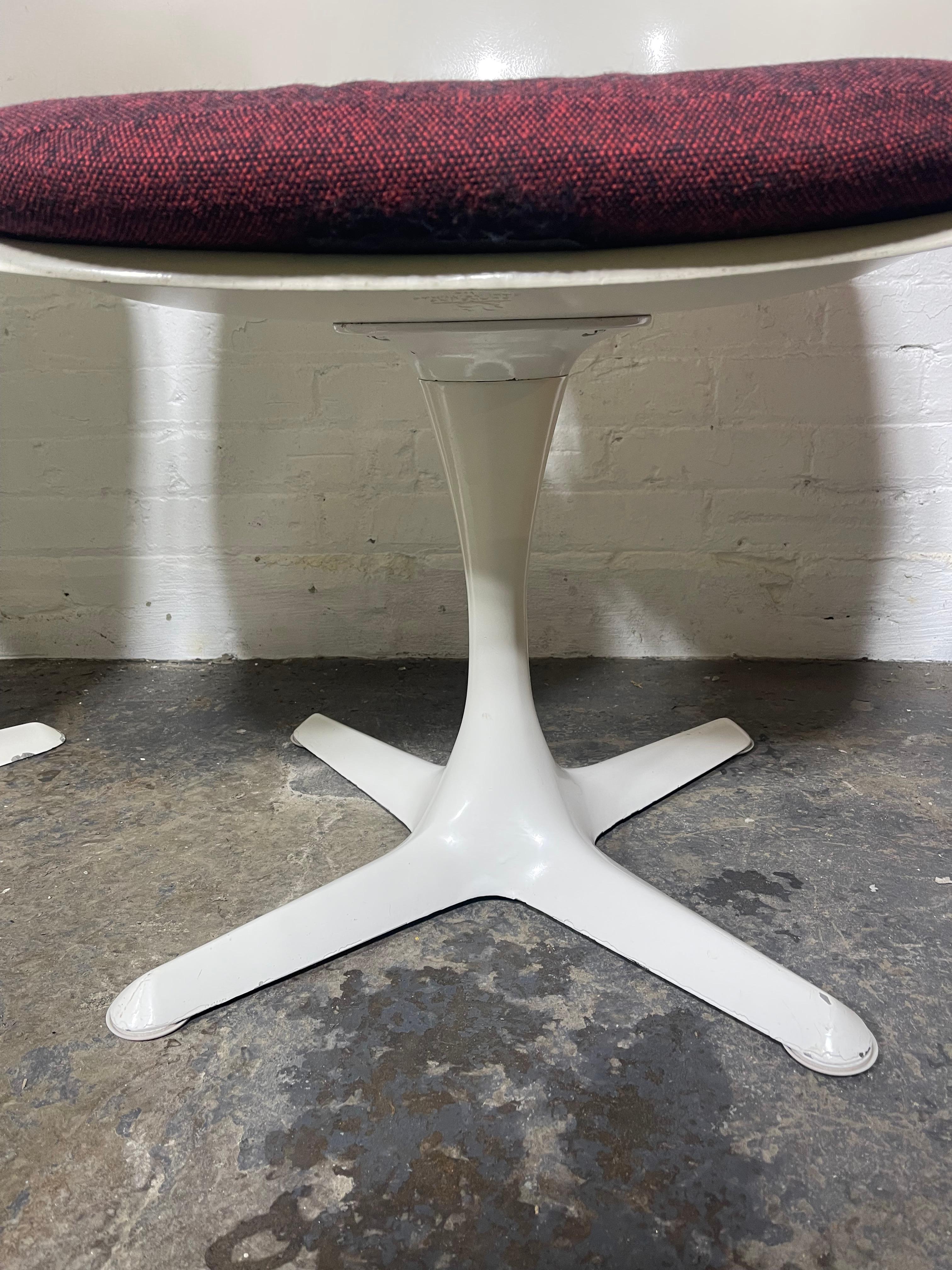 Ensemble Maurice Burke de 8 fauteuils en fibre de verre style Saarinen Tulip des années 1960 en vente 1