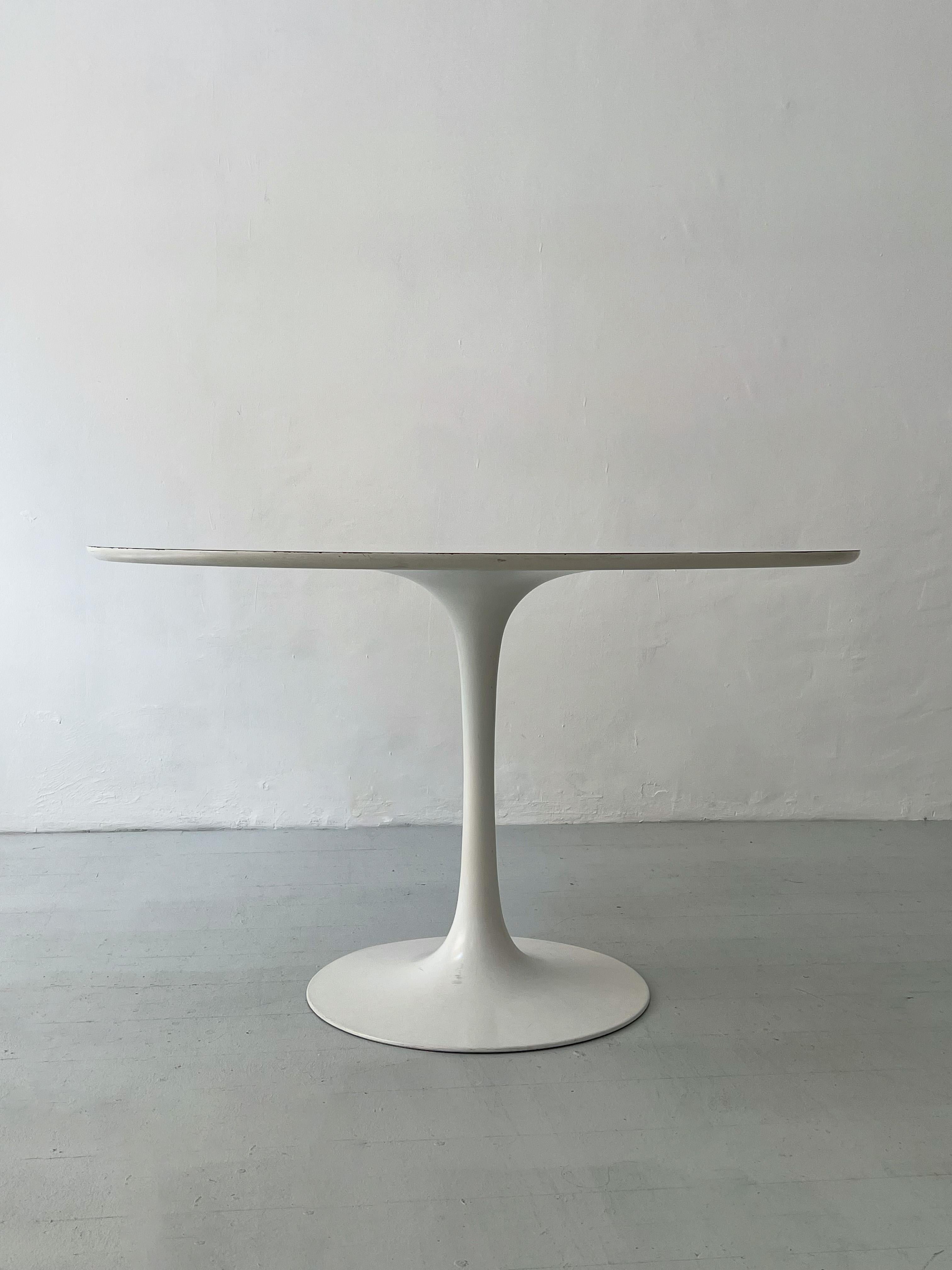 Inspired by Eero Saarinen's iconic design, the Tulip table crafted by Maurice Burke for Arkana in the 1960s is a testament to the enduring appeal of mid-century modern aesthetics. This particular piece showcases a circular top constructed from