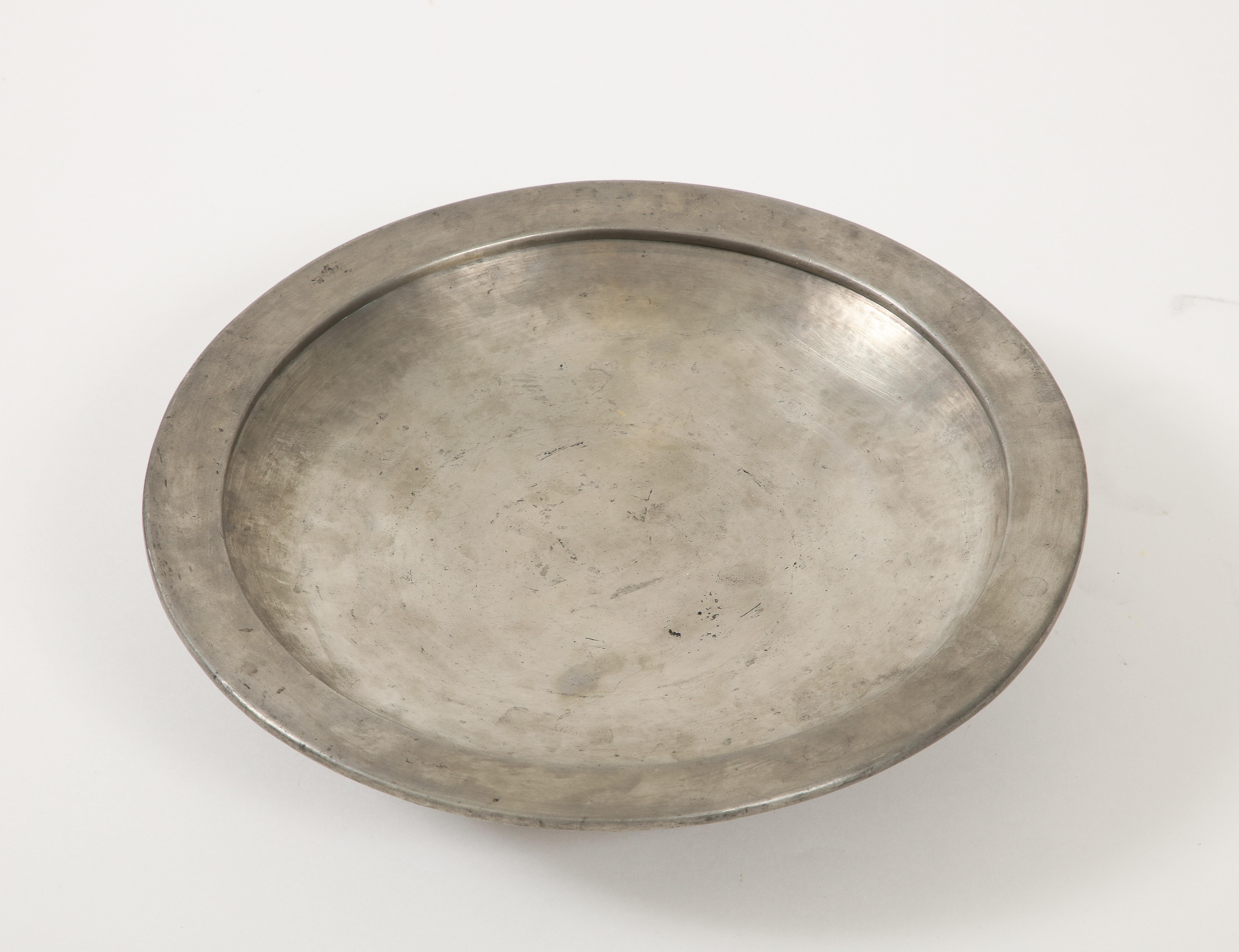 Maurice Daurat
Pewter Bowl
Signed

Best know for making Pewter Noble again in the Modern Era. He is in many private collections nad museums around the world.