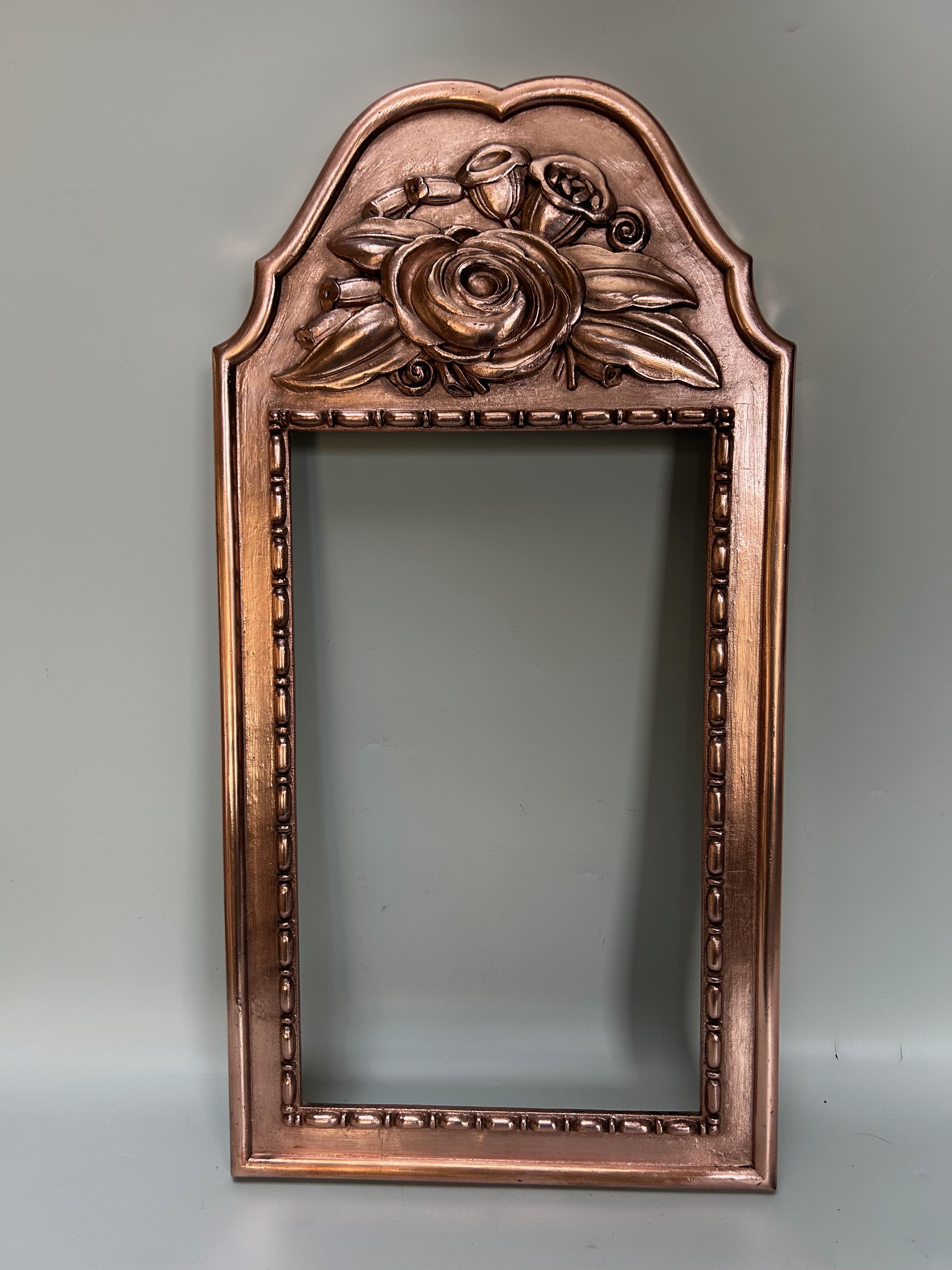 Miroir Art déco, Paris, 1925, attribué à Maurice Dufrène. Cadre en bois recouvert de cuivre rouge et de décorations florales.
Très bonne qualité, miroir remplacé.
En parfait état.

Hauteur : 62,5 cm
Largeur : 32 cm
Profondeur : 3 cm
Poids : 4.5