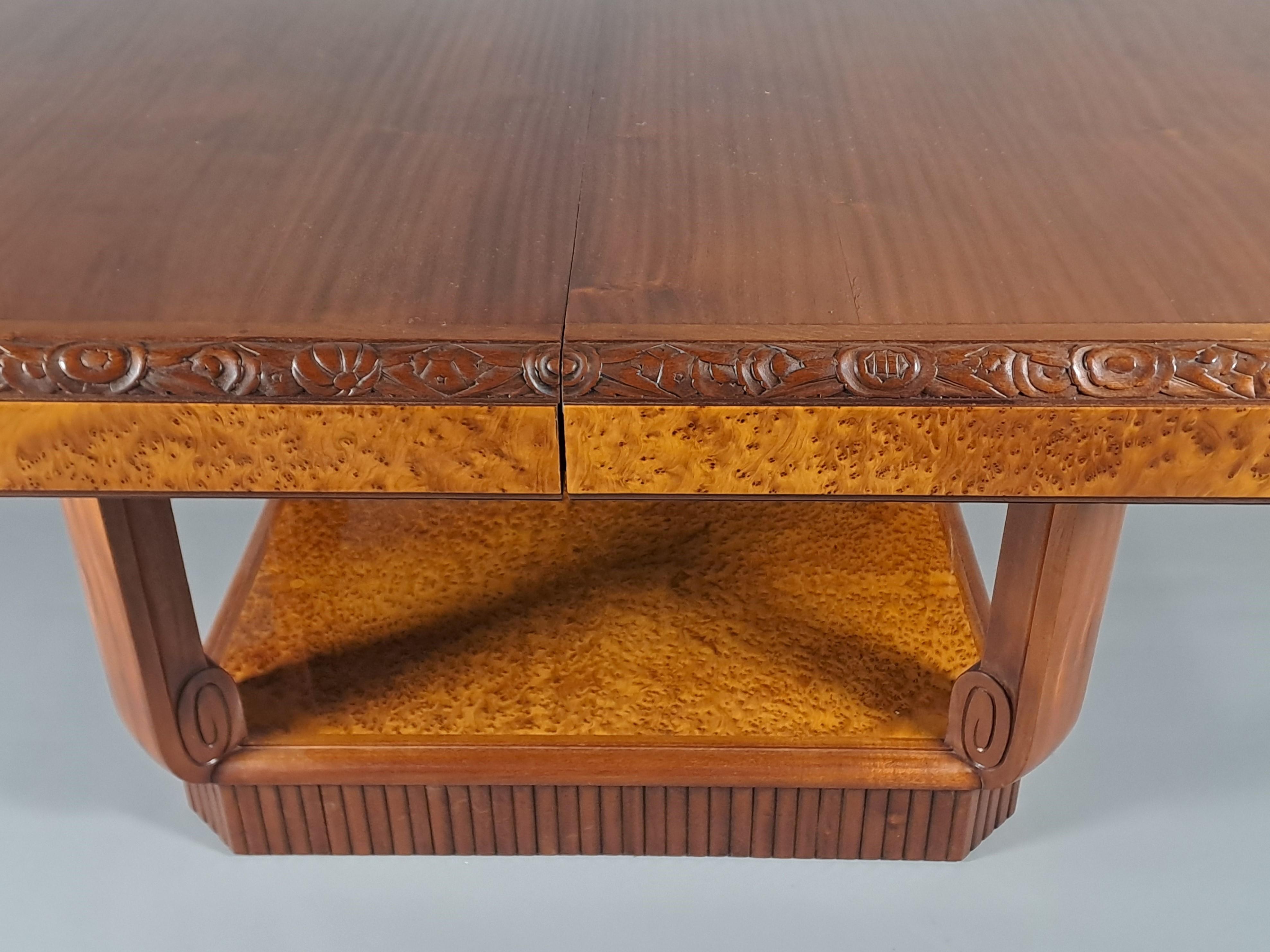 Français Maurice Dufrène - Table Art Déco en acajou et loupe d'amboine en vente