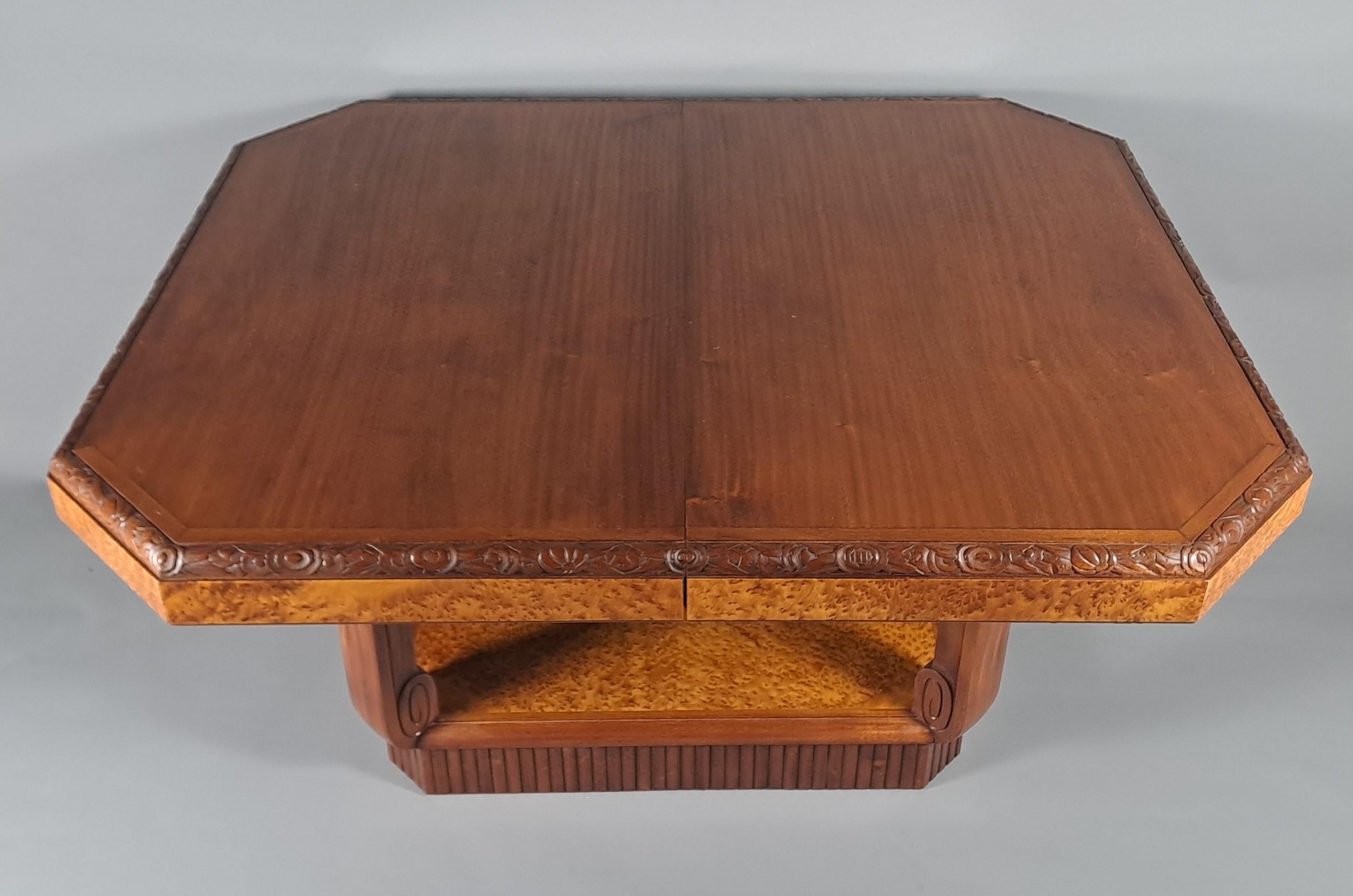 Sculpté à la main Maurice Dufrène - Table Art Déco en acajou et loupe d'amboine en vente