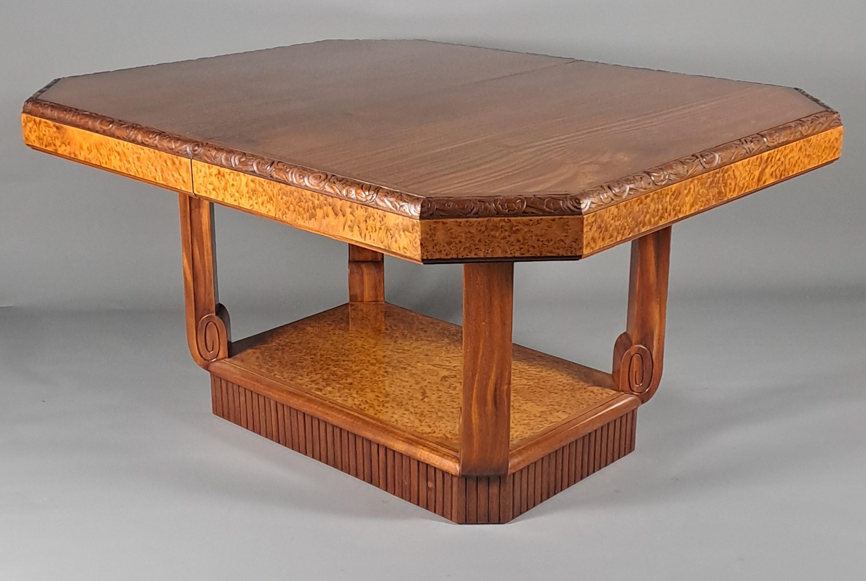 Acajou Maurice Dufrène - Table Art Déco en acajou et loupe d'amboine en vente
