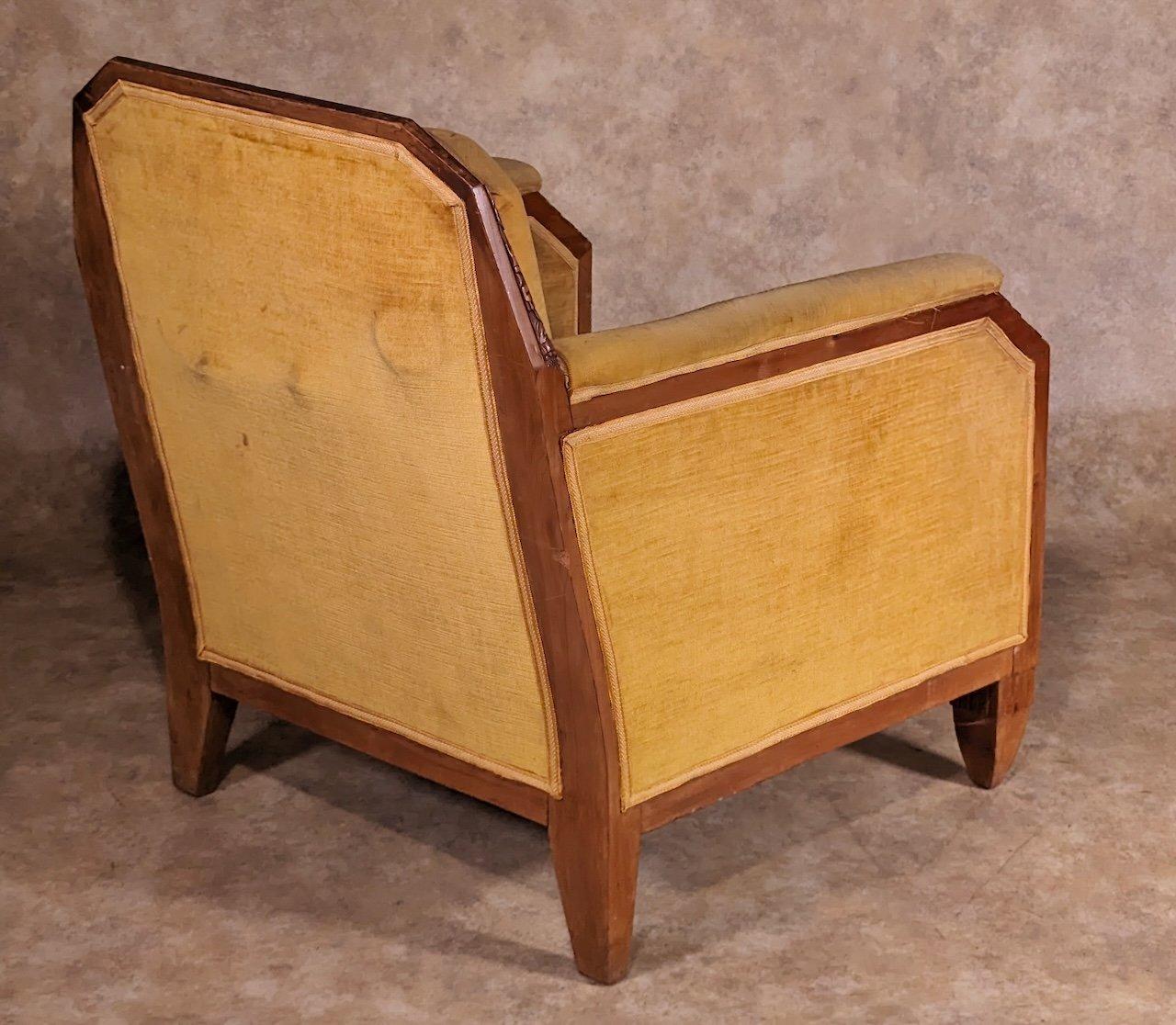 Paire classique de fauteuils club d'inspiration cubiste, circa 1925, par Maurice Dufrene. Ces chaises sont en acajou sculpté, non restaurées dans les photographies, et elles mesurent 28