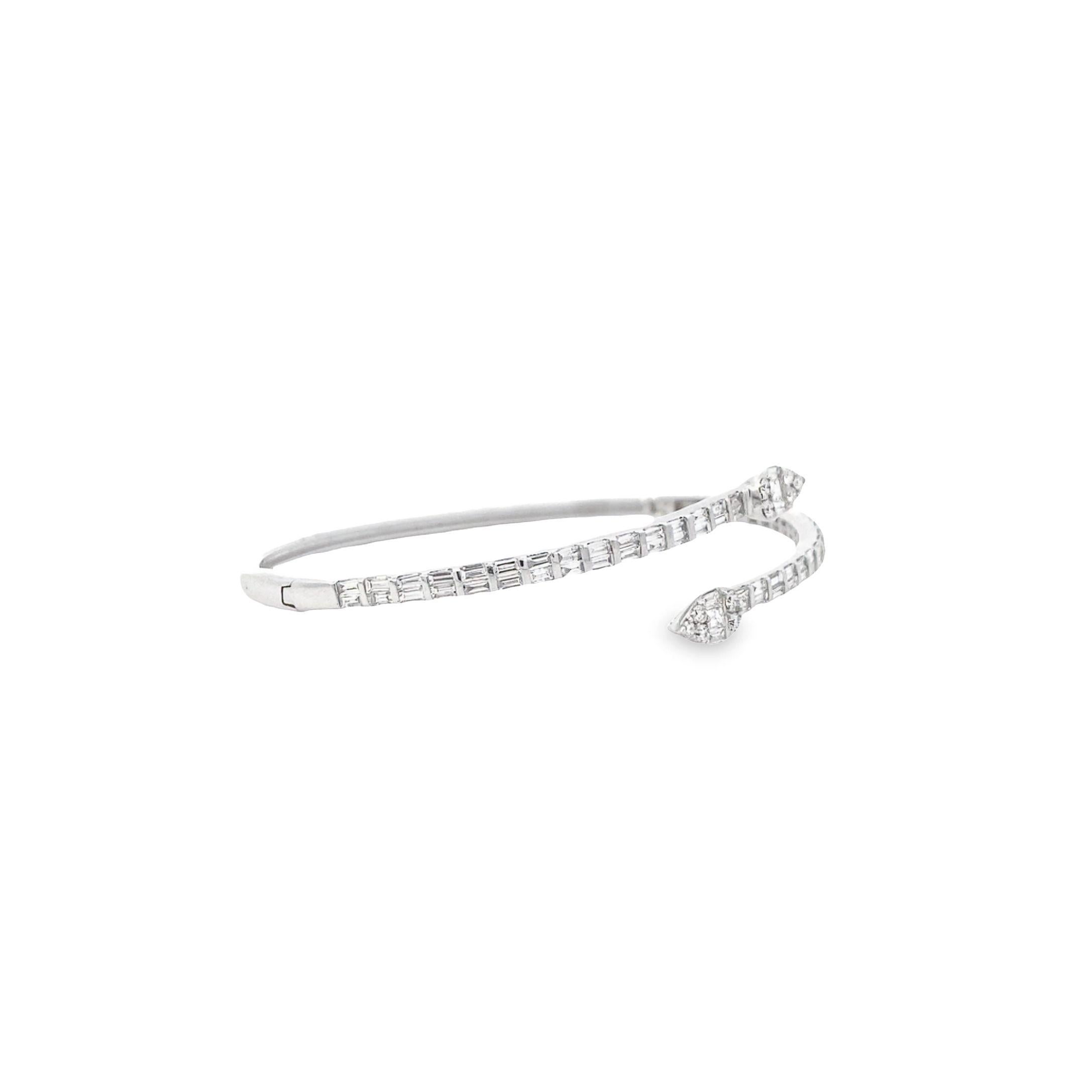 Questo splendido bracciale Art-Deco moderno in oro bianco 18 carati emana eleganza e raffinatezza. Il canale di diamanti bianchi a baguette incastonati, per un totale di 1,42 carati, scintilla con un bagliore ipnotico, mentre il diamante bianco