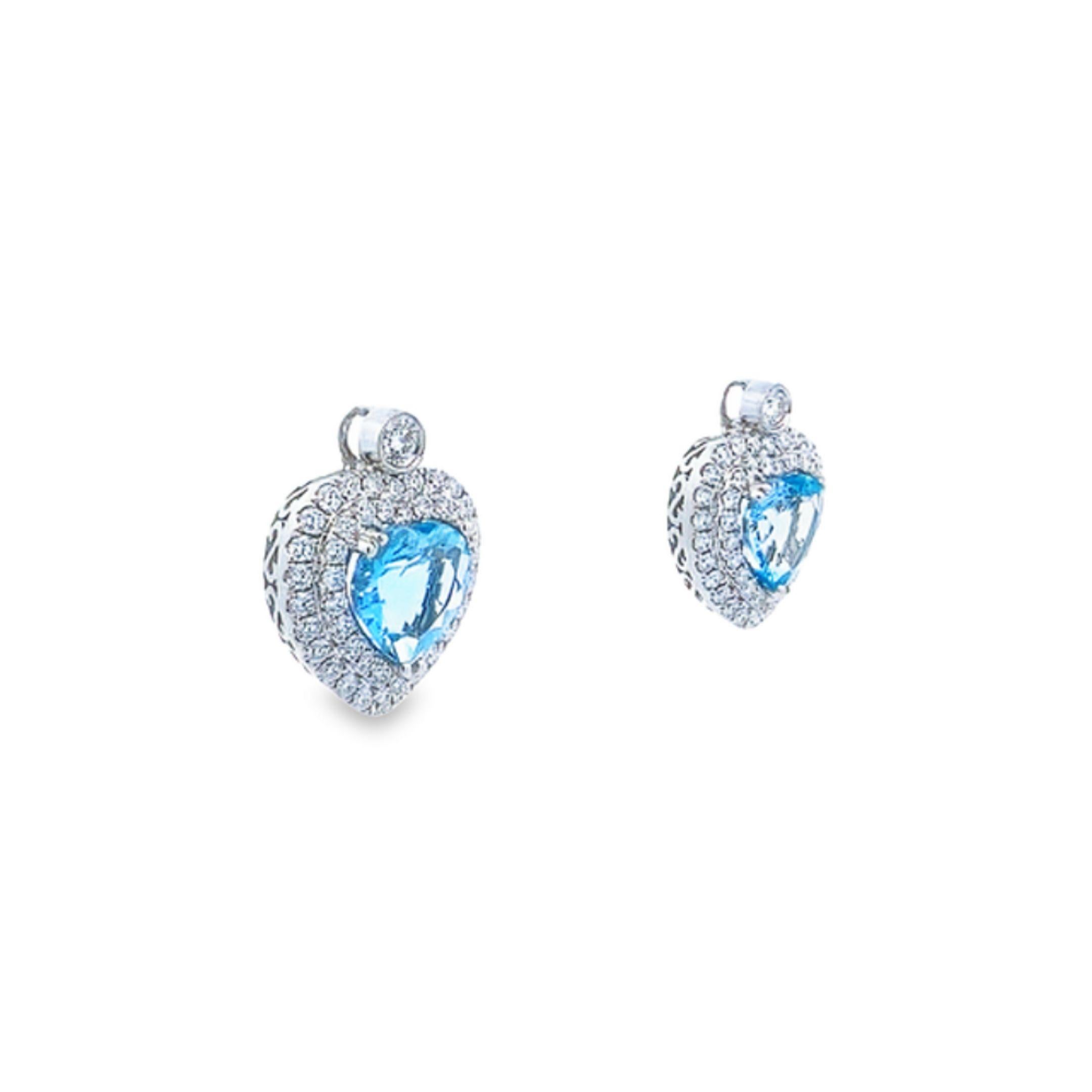 Estos románticos pendientes presentan vibrantes piedras centrales de aguamarina en forma de corazón, con un total de 4,06 quilates, rodeadas de 1,47 quilates de deslumbrantes diamantes redondos en un engaste de oro blanco de 14k. El intrincado