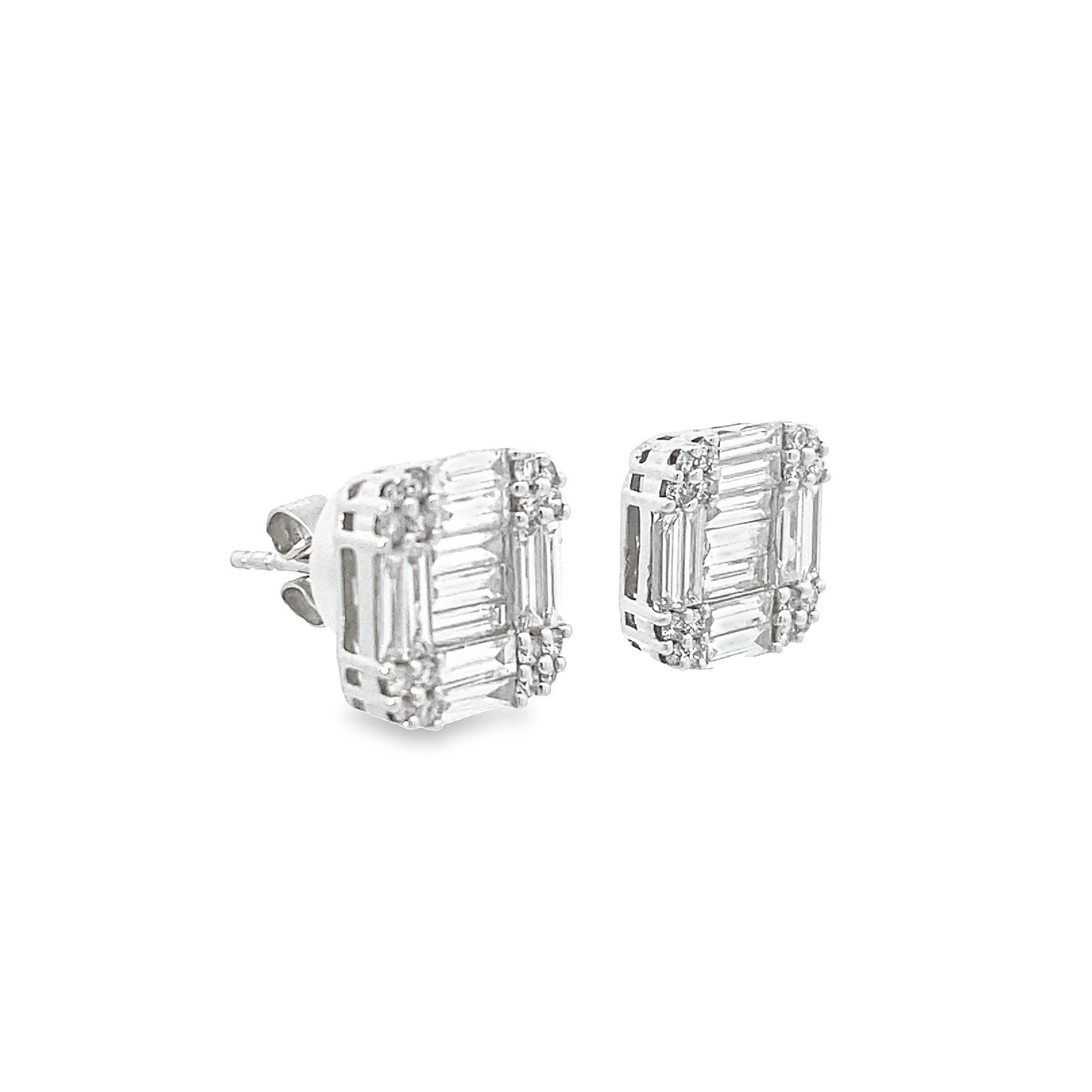 Estos elegantes pendientes muestran un deslumbrante conjunto de diamantes multiformes que suman 1,8 quilates. Engastado en oro blanco de 18 quilates, el intrincado engaste con garras realza el brillo de cada diamante cuidadosamente dispuesto,