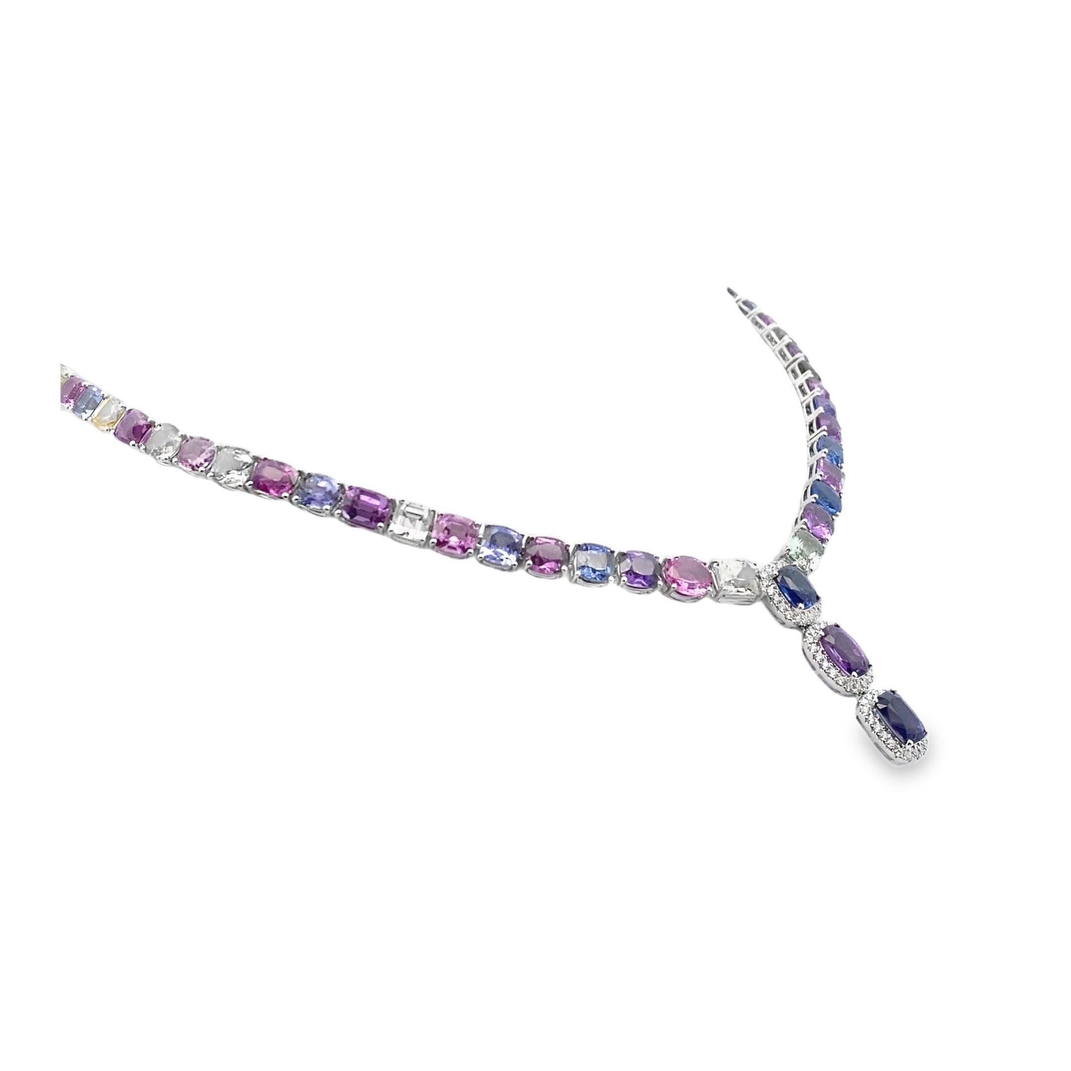 Ein exquisites Collier mit einer Vielzahl von mehrförmigen Saphiren von insgesamt 155,94 Karat, gefasst in 18 Karat Weißgold. Jeder Saphir ist sorgfältig in Zacken gefasst, um seinen einzigartigen Farbton zur Geltung zu bringen, der einen fesselnden