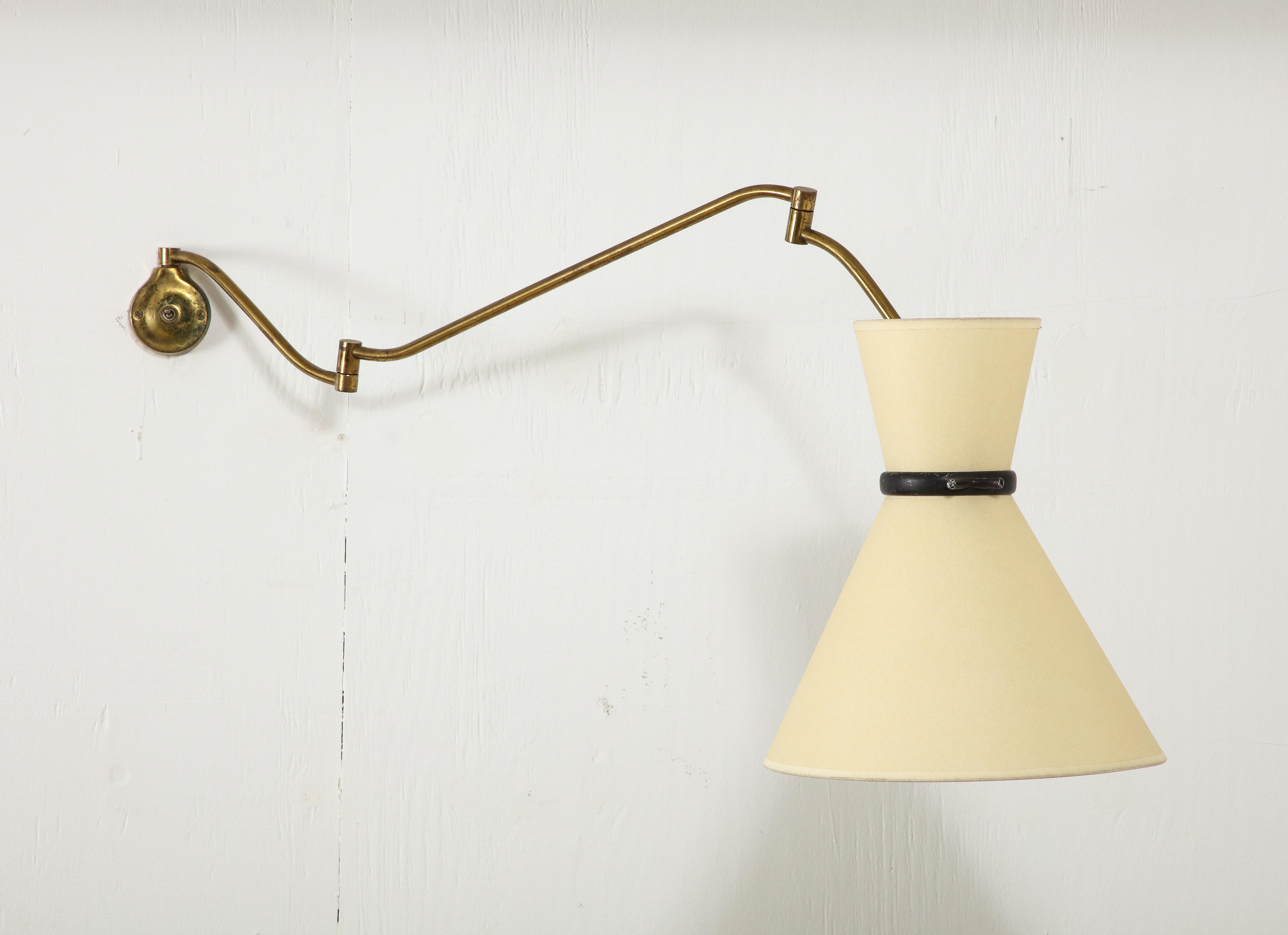 Triple-jointed brass swing arm sconce with a swiveling head.

55x12x12