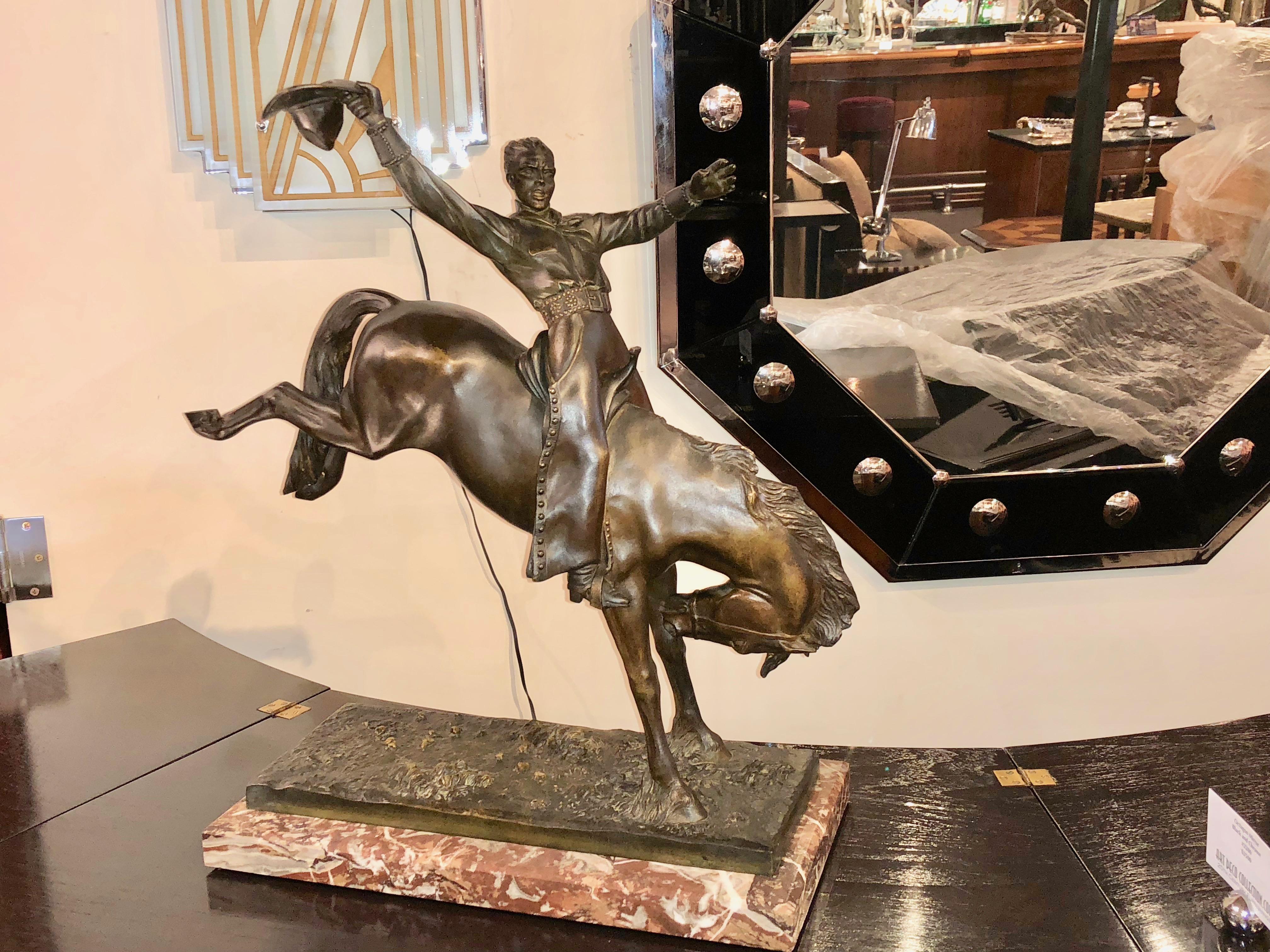 Eine seltene große Bronzeskulptur von Maurice Guiraud Rivière & Etling Paris, die die Figur eines Cowboys beim Rodeo auf einem bockenden Bronco darstellt.
Atemberaubende, hochwertige Etling-Edition mit detaillierter Ziselierung. Echte braune Patina