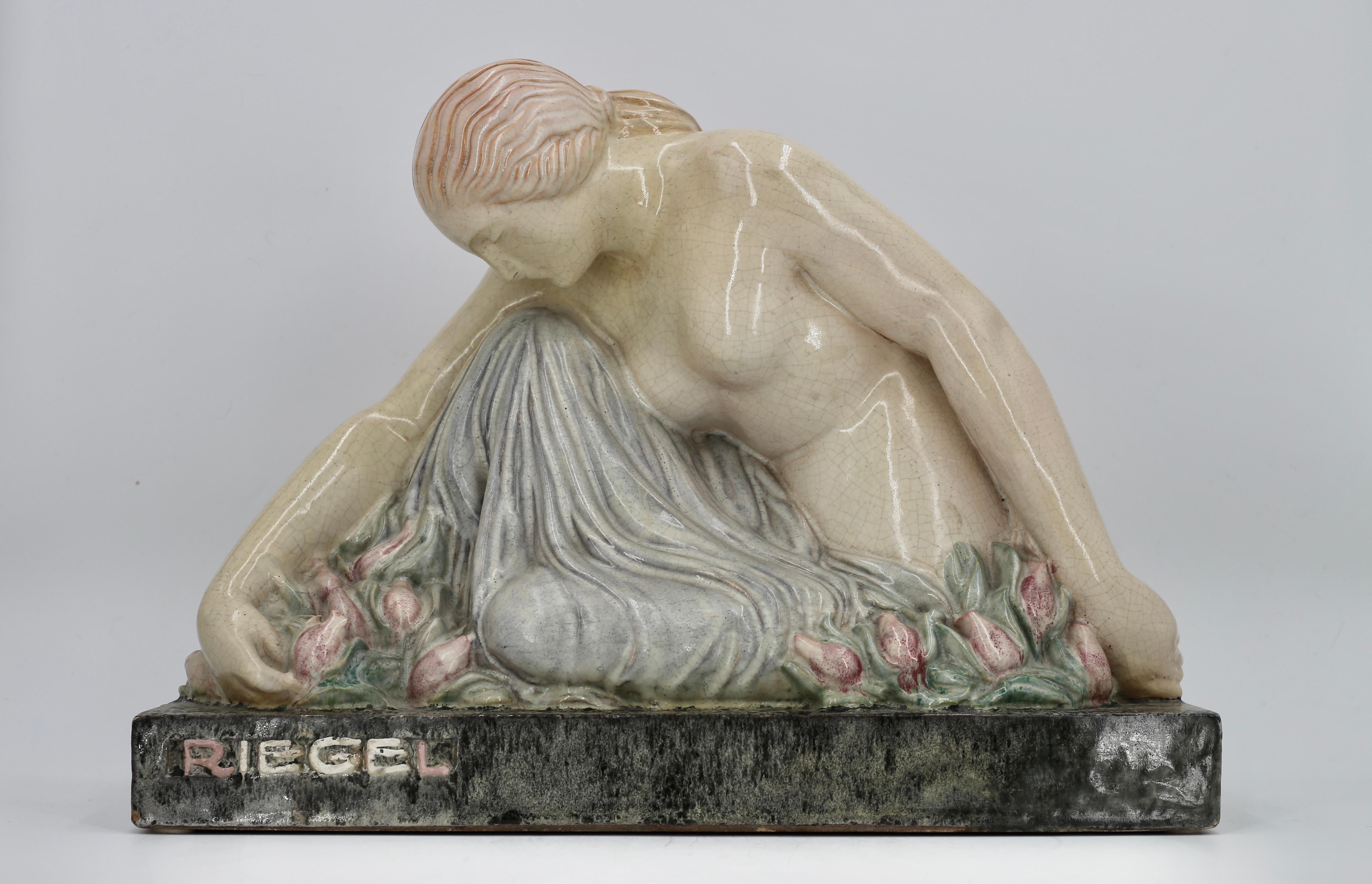 Sculpture art déco en céramique d'après un modèle du sculpteur Maurice Guiraud-Rivière (1881-1947), réalisée dans l'usine de Boulogne d'André Fau et Marcel Guillard
Céramique craquelée émaillée polychrome
Inscription " Riegel " sur la base
Signature
